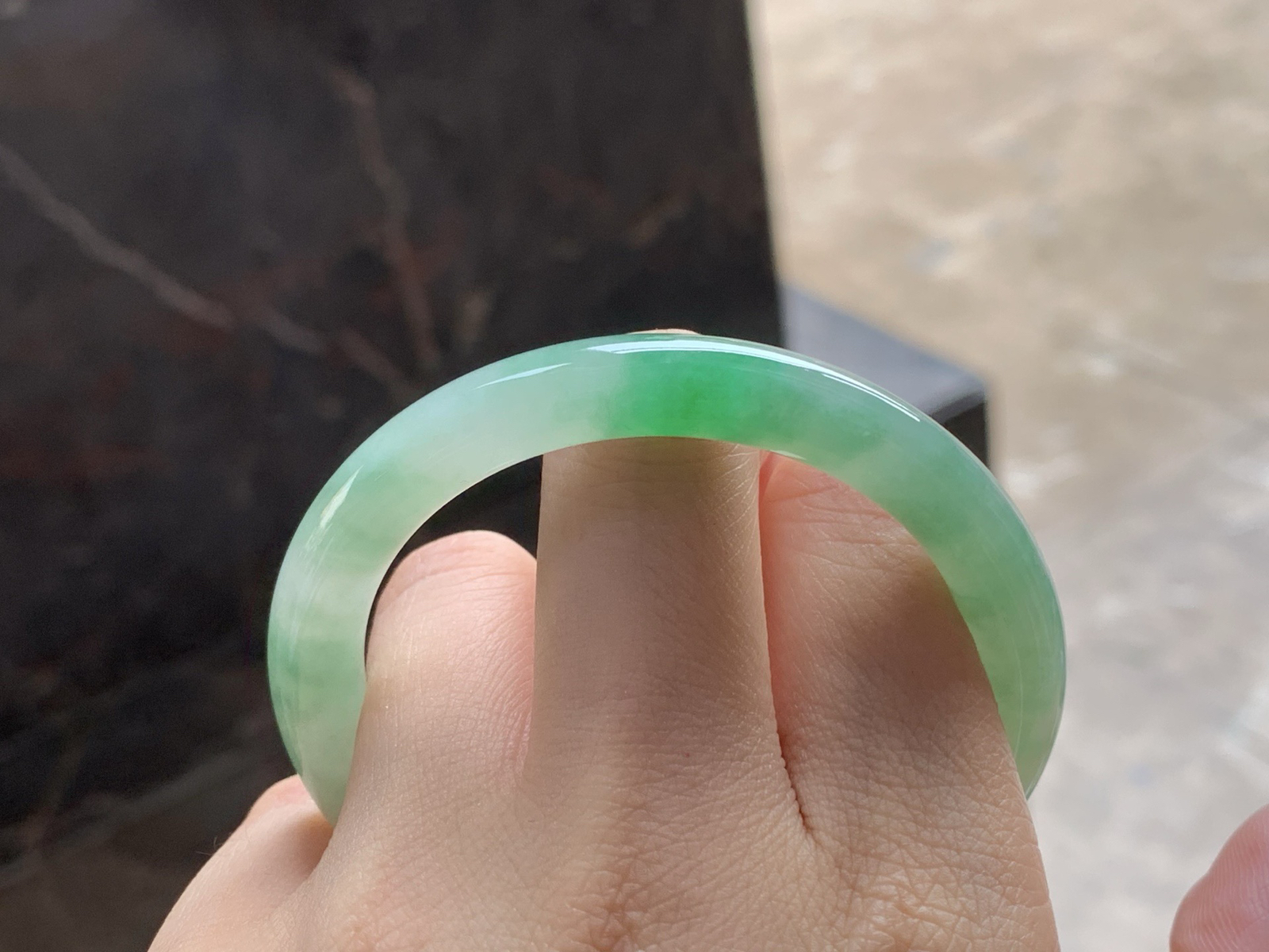 51-8

带色细圆条手镯^_^  色阳 颜色漂亮