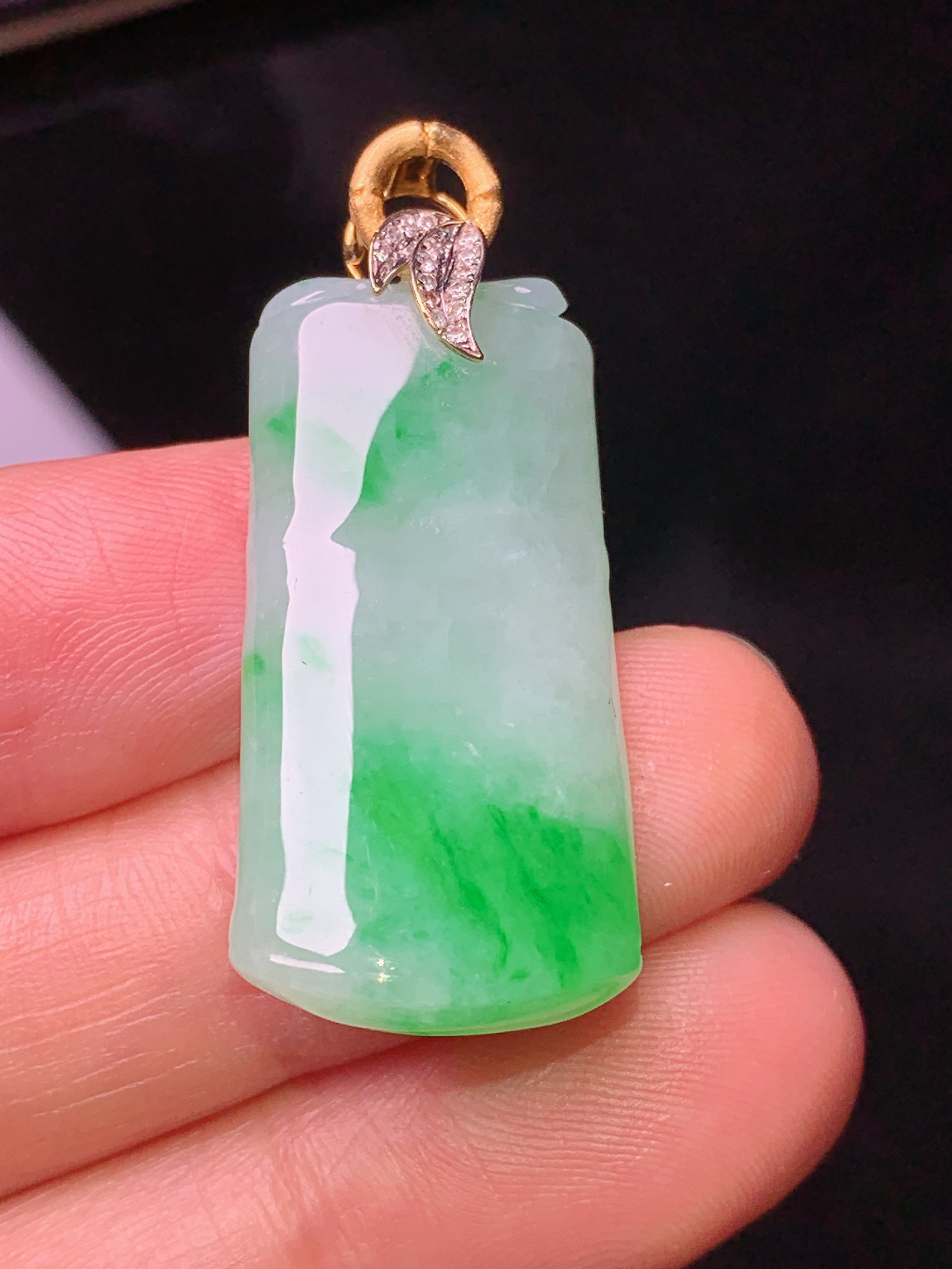 18k金钻镶嵌飘绿竹节吊坠 玉质细腻 色泽艳丽 整体尺寸36.515.3*6.2b1