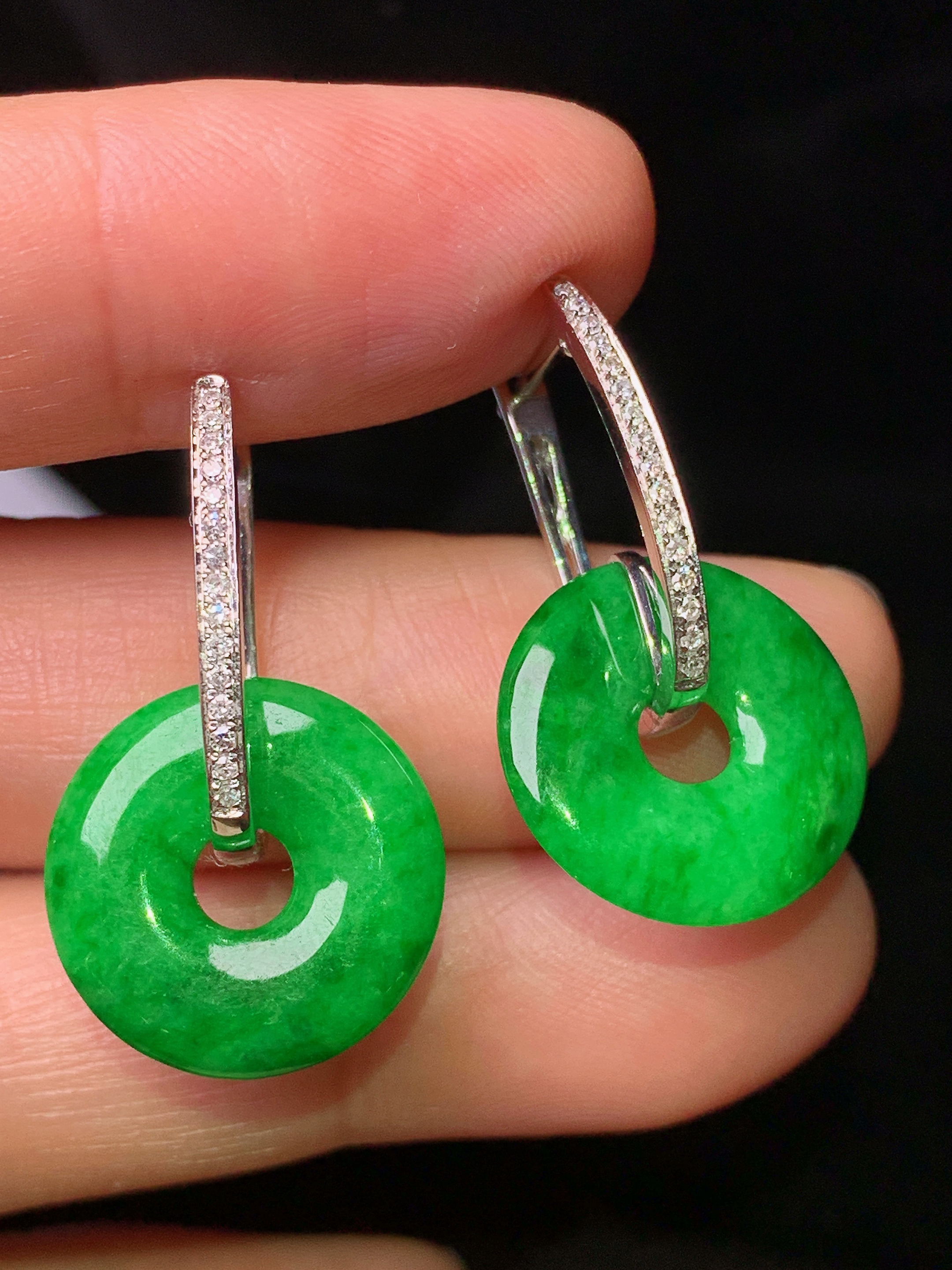 18k金钻镶嵌翠绿平安环耳坠 吊坠 玉质细腻 色泽艳丽 整体尺寸27.6*15.8*2.7b1