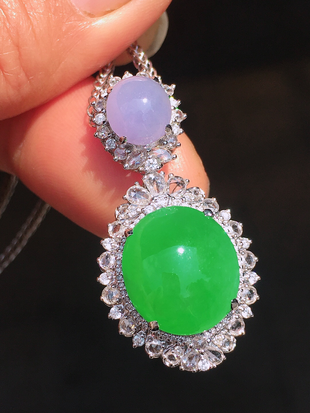 （紫+绿）二合一吊坠，色泽均匀艳丽，玉质细腻，荧光感超
强，饱满圆润，尽显优雅气质，18k
金豪华镶嵌