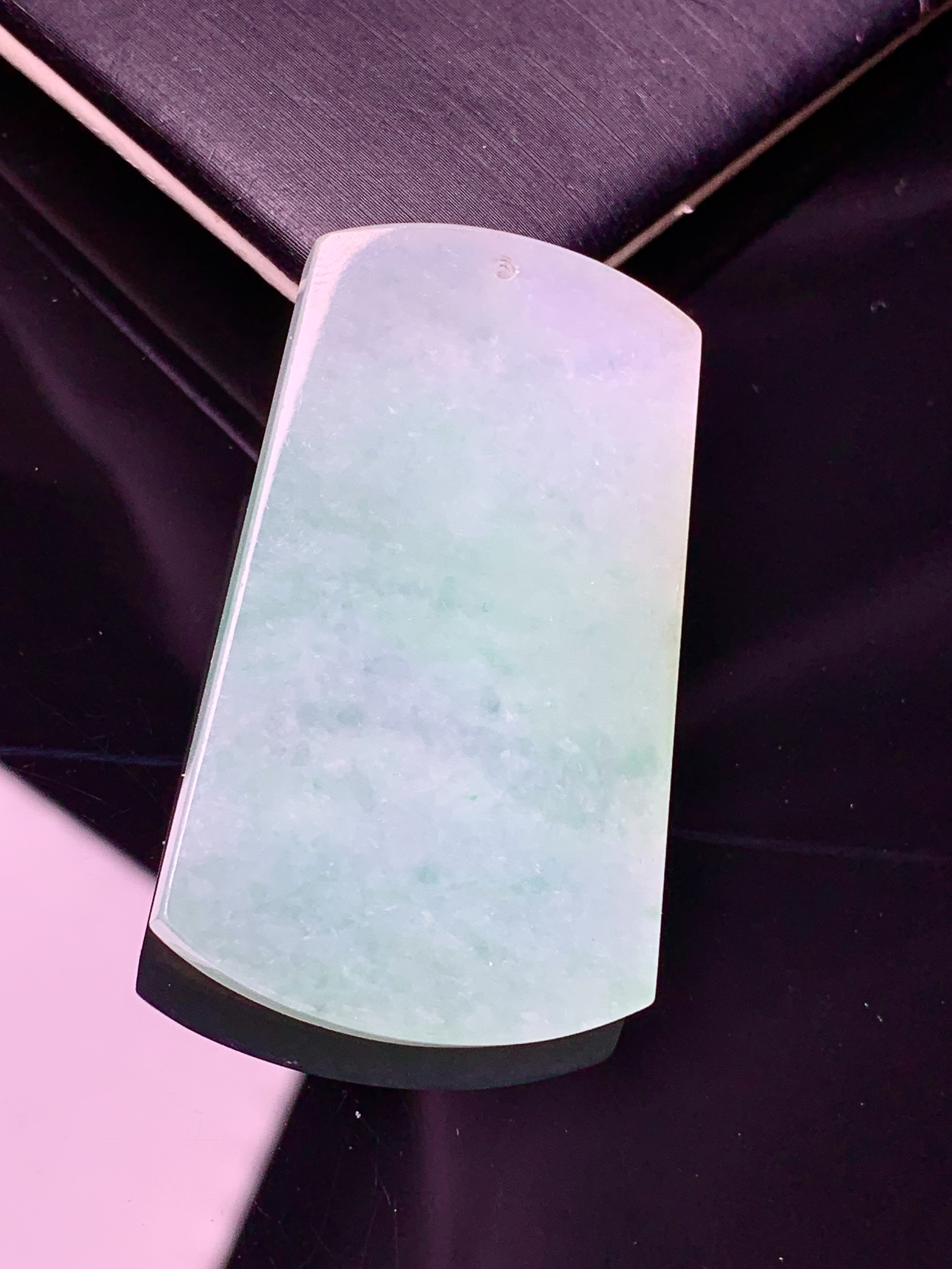 飘绿无事牌吊坠 玉质细腻 色泽艳丽 整体尺寸42.5*25.2*4