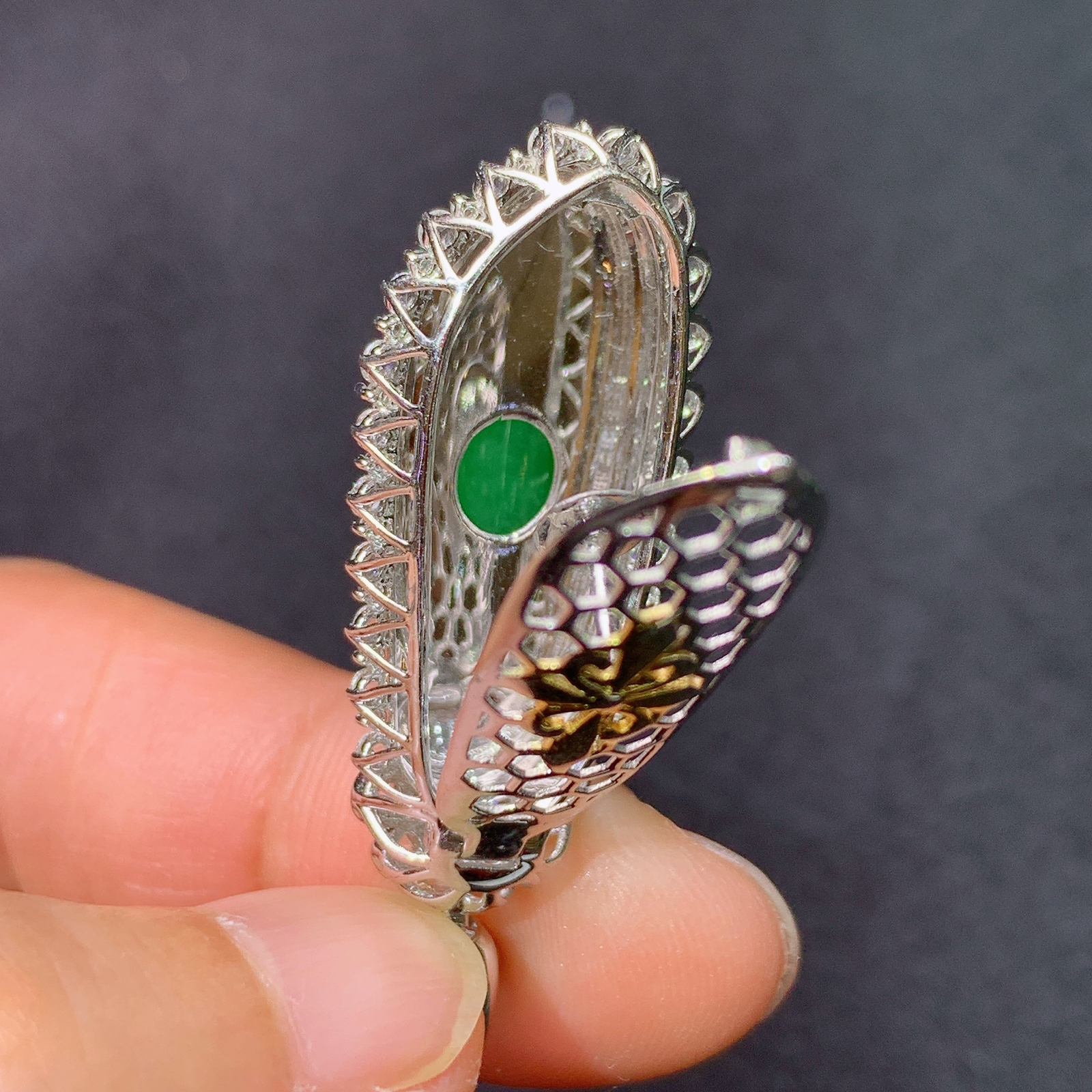 冰阳绿福瓜吊坠，18k金镶嵌，冰润色阳，玉质细腻，种水足，Dd 尺寸39.7*13.9*12.7