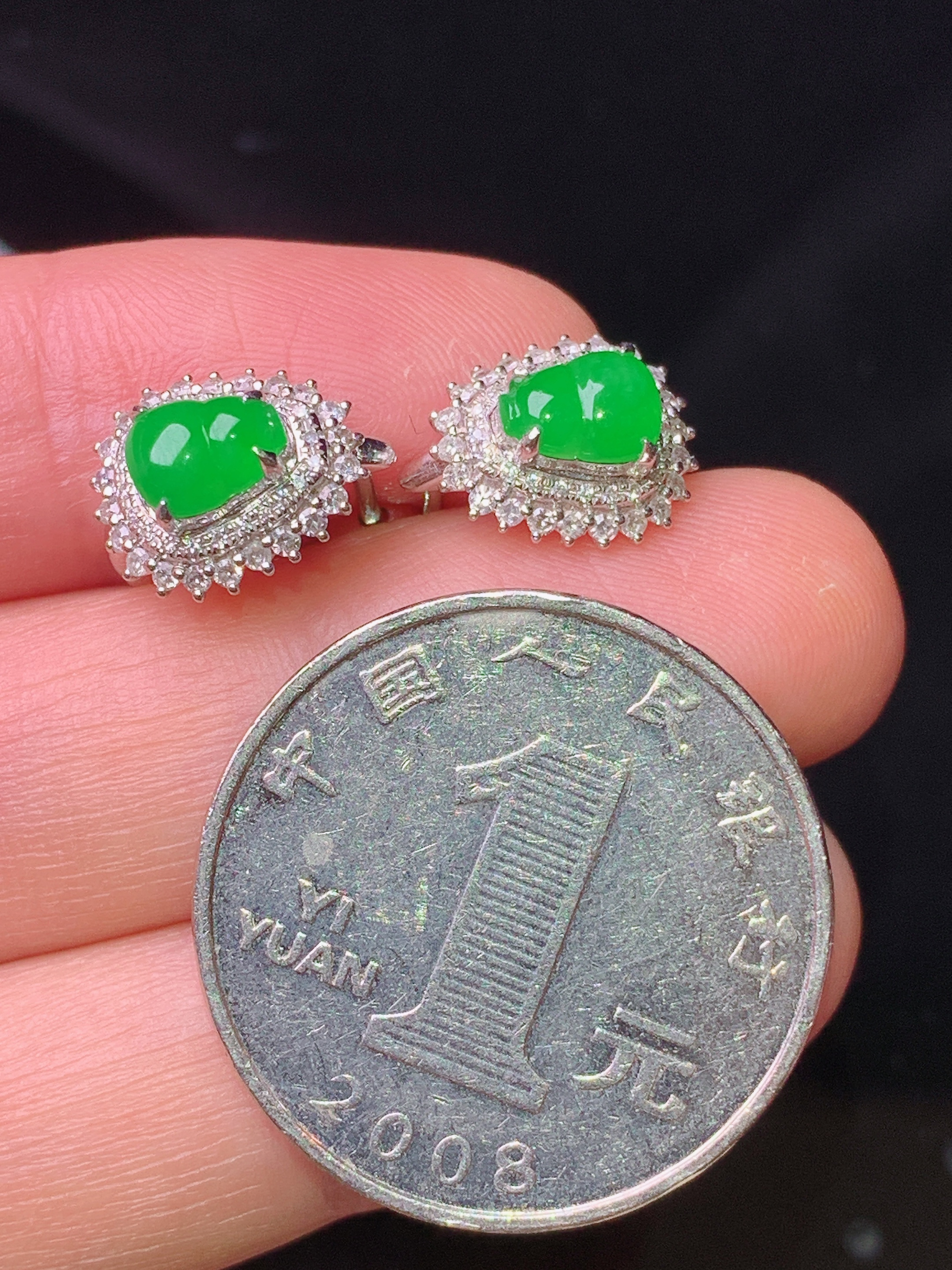 18k金钻镶嵌满绿葫芦耳钉 玉质细腻 色泽艳丽 整体尺寸11.2*9.6*5.2c2