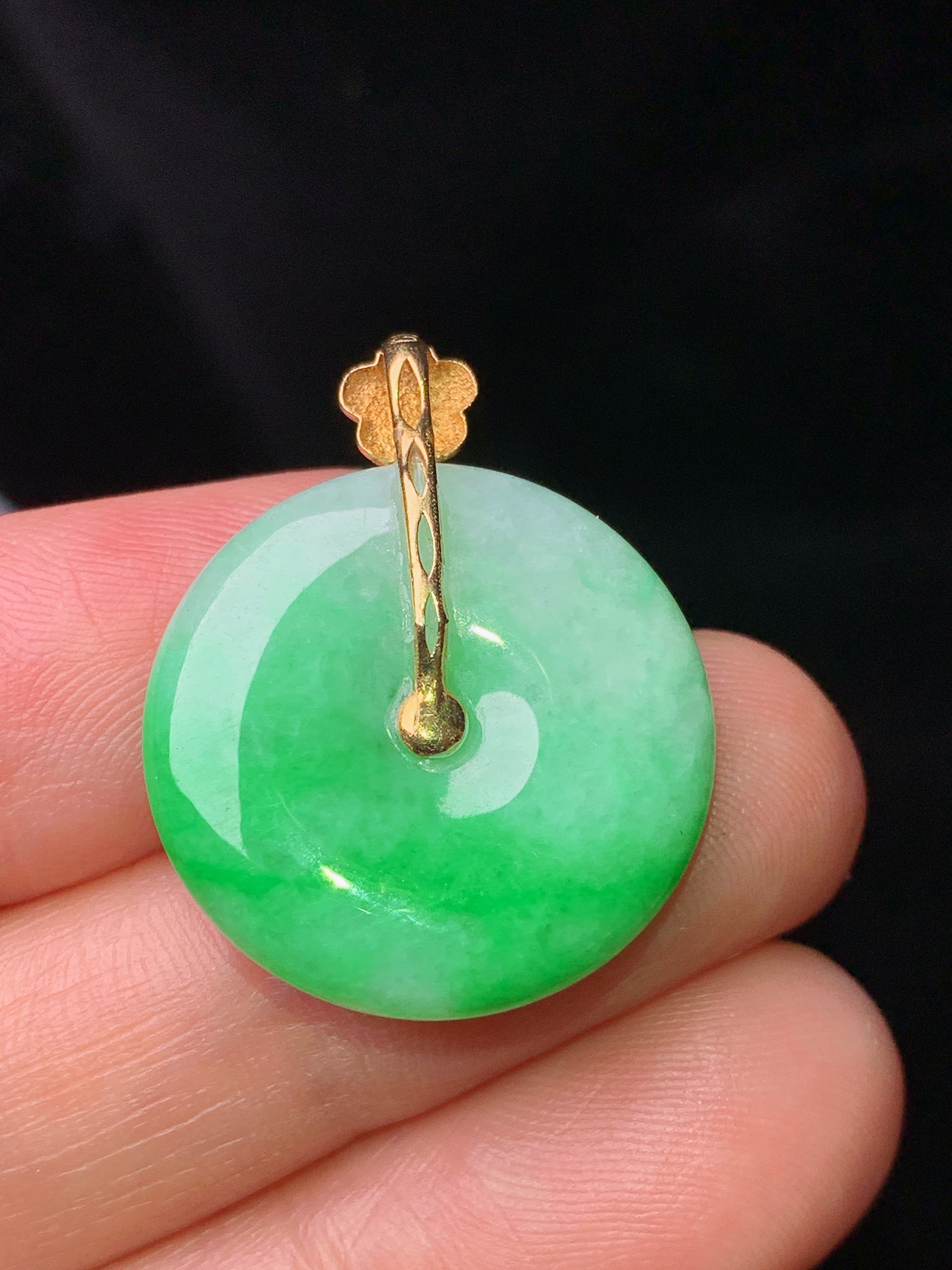 18k金镶嵌翠绿平安扣吊坠 玉质细腻 色泽艳丽 整体尺寸26*20.8*4.5b1
