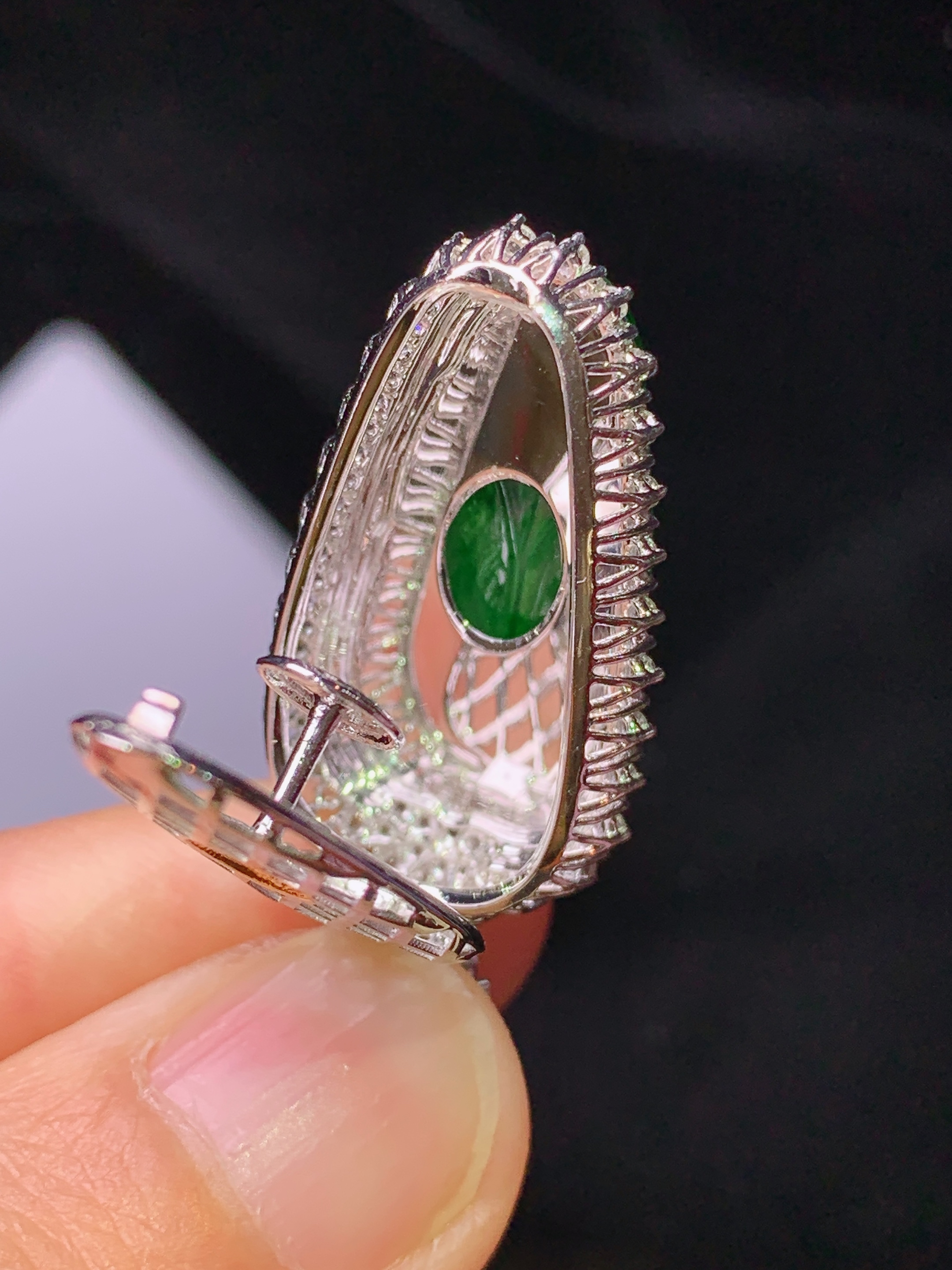 18k金钻镶嵌满绿树叶吊坠 玉质细腻 色泽艳丽 整体尺寸36.6*16.3*9.5c2