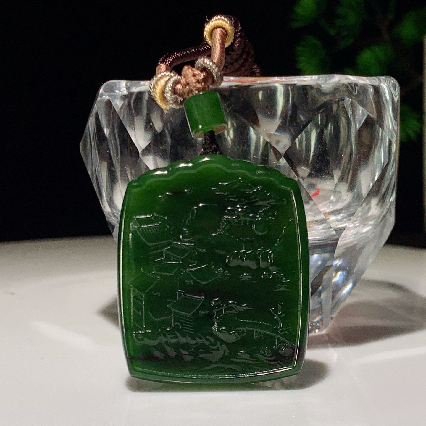 和田玉阳绿俄罗斯碧玉山水怡情挂件。尺寸37/30/7重21克。玉质细腻油润。手推出油。佩戴高端典雅。lt260309