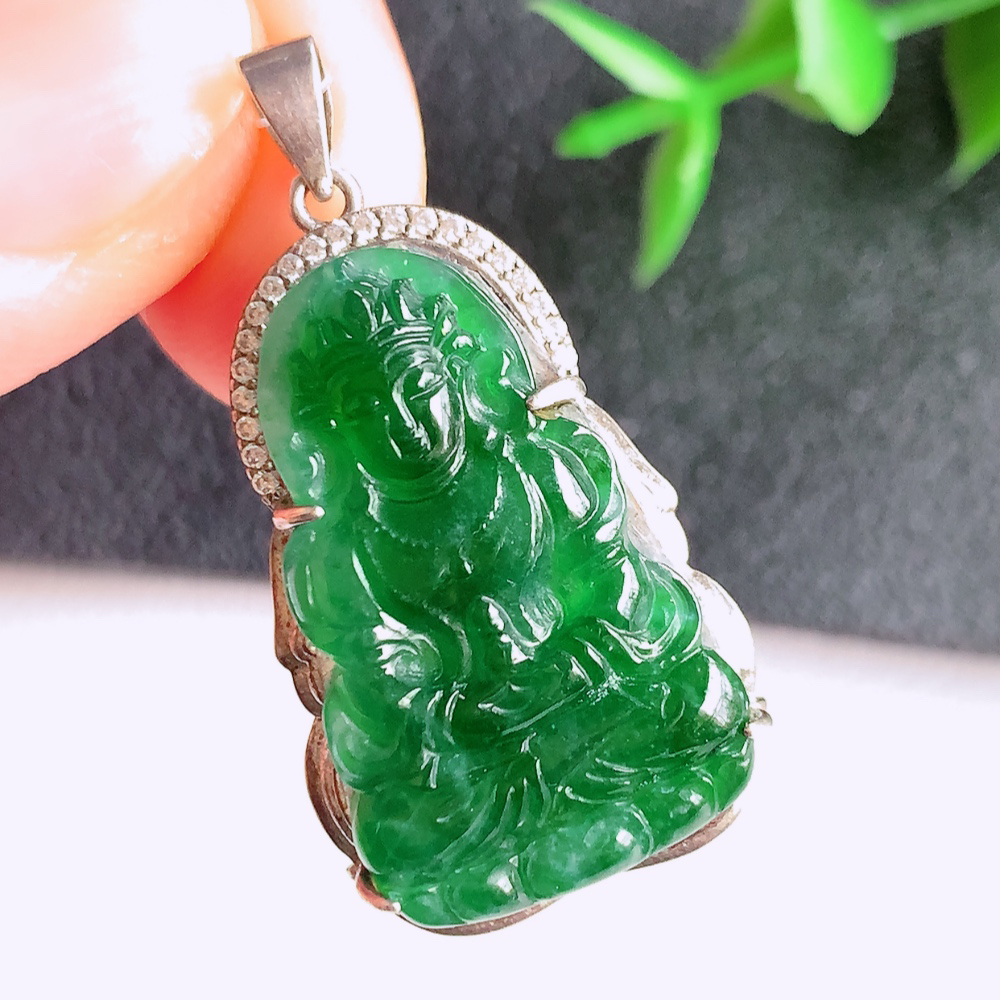 满绿精雕观音吊坠，法相端庄大气，工艺精湛，种色浓郁，细腻饱满冰润，种老水足，收藏佳品，佩戴大气  9
