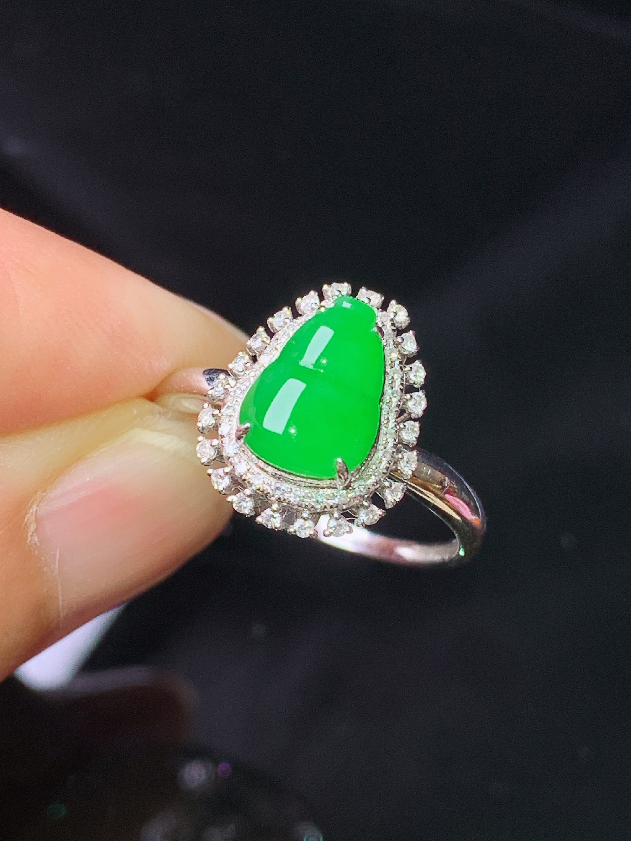 18k金钻镶嵌满绿葫芦戒指  玉质细腻 色泽艳丽 圈口13.5 整体尺寸13.6*11*7.5c2