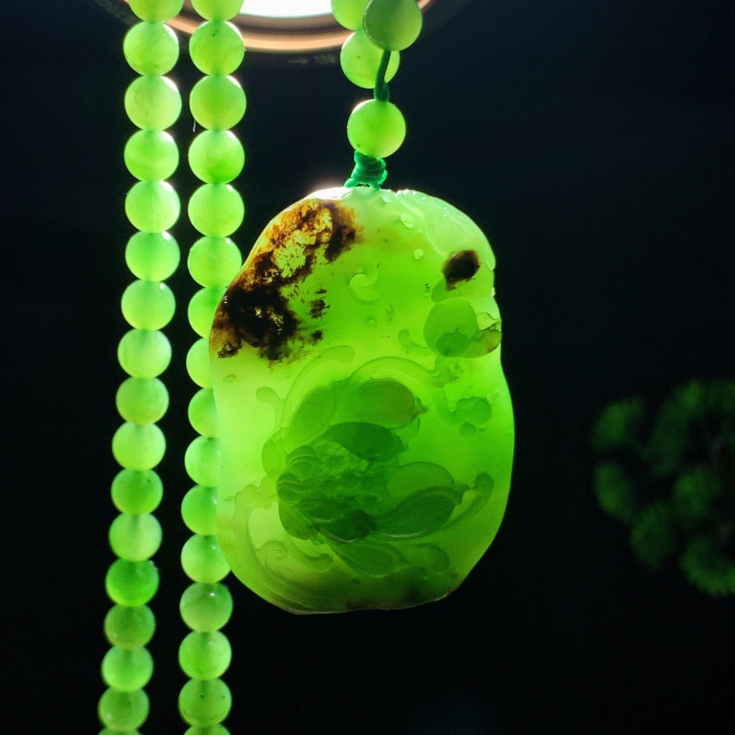 和田玉苹果绿绿俄罗斯碧玉花开富贵挂件。尺寸47/32/15重68.5克。玉质细腻油润。手推出油。佩戴高端典雅。lt260309