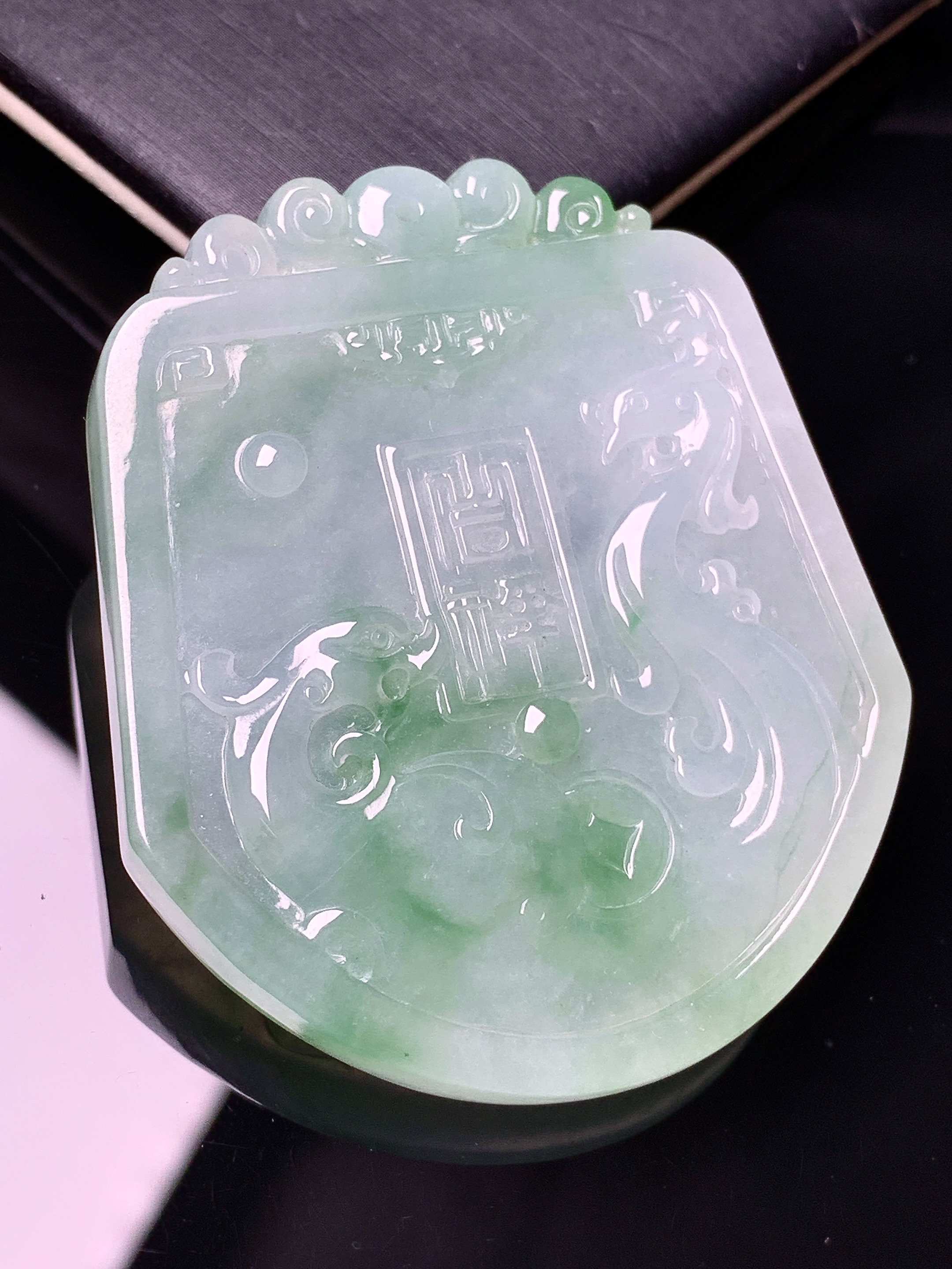 飘绿凤凰牌吊坠 玉质细腻 色泽艳丽 整体尺寸51.8*43.6*6.2c1