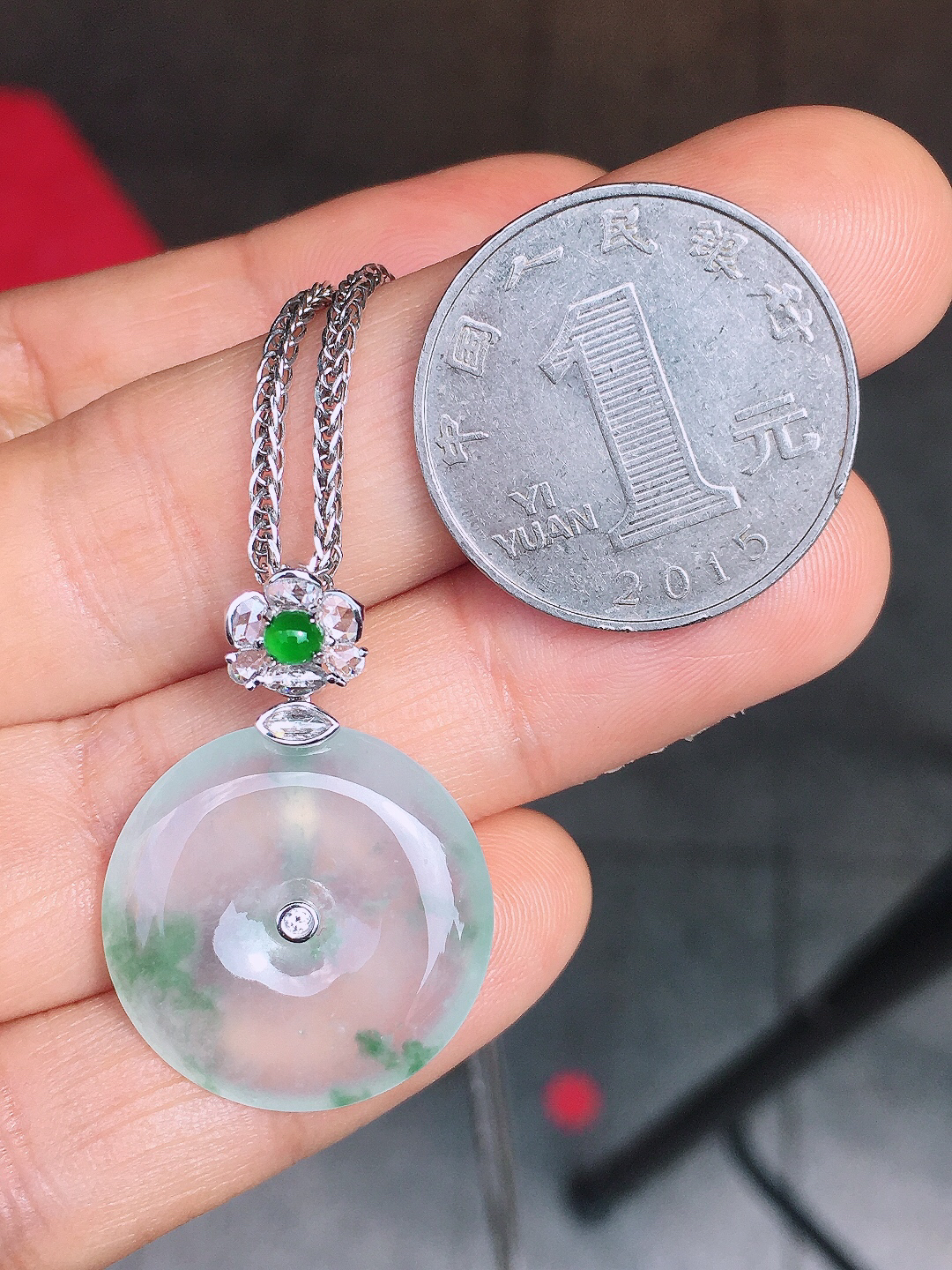 冰飘花平安扣吊坠，色泽艳丽，玉质细腻，荧光感超
强，饱满圆润，尽显优雅气质，18k
金豪华镶嵌