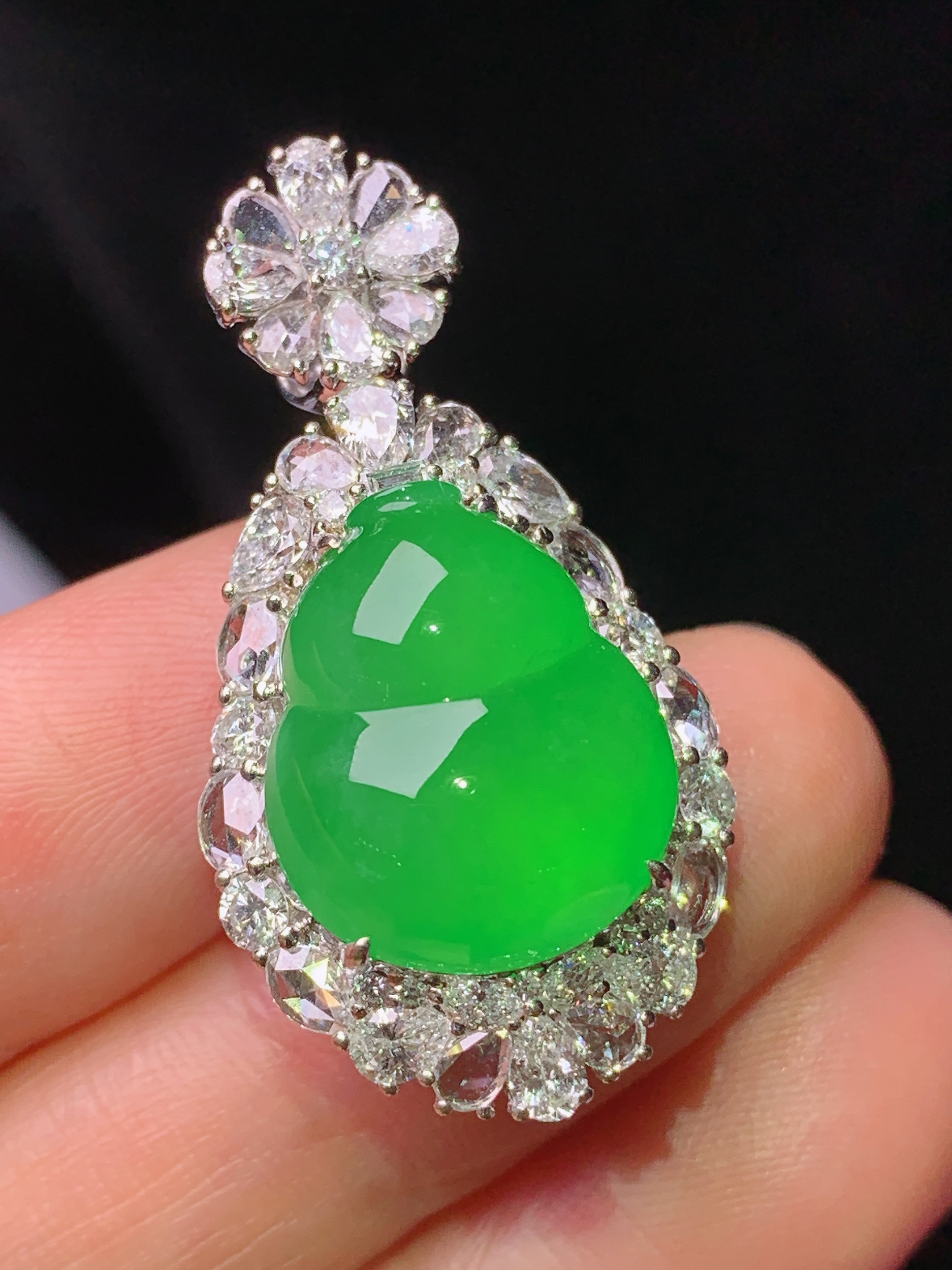 18k金钻镶嵌满绿葫芦吊坠 玉质细腻 色泽艳丽 整体尺寸34.3*17.8*13s1