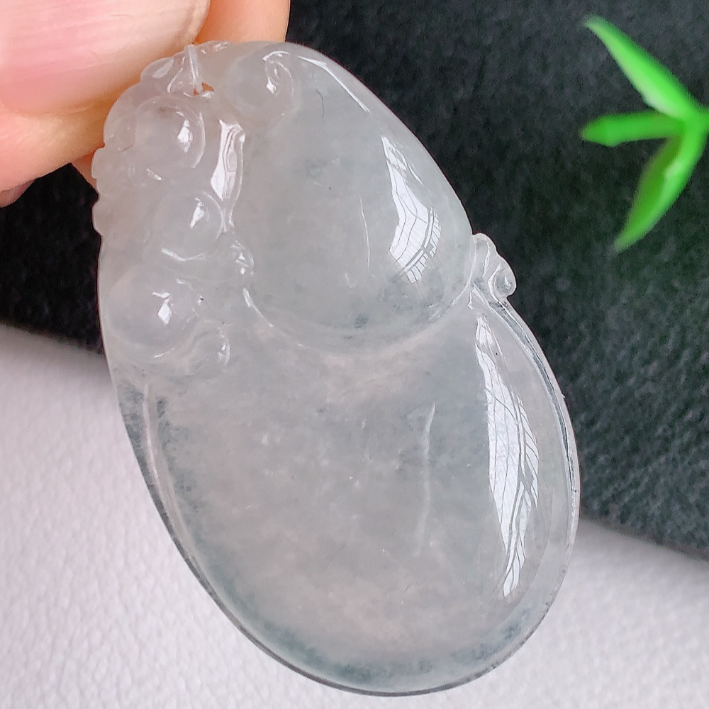 冰葫芦翡翠吊坠  寓意“福禄双全，加官进爵，财源滚滚” 莹润通透，抱满大气  清新脱俗    W49