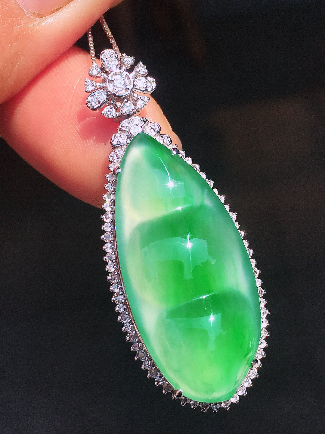 阳绿福豆吊坠，色泽均匀艳丽，玉质细腻，荧光感超
强，饱满圆润，尽显优雅气质，18k
金豪华镶嵌