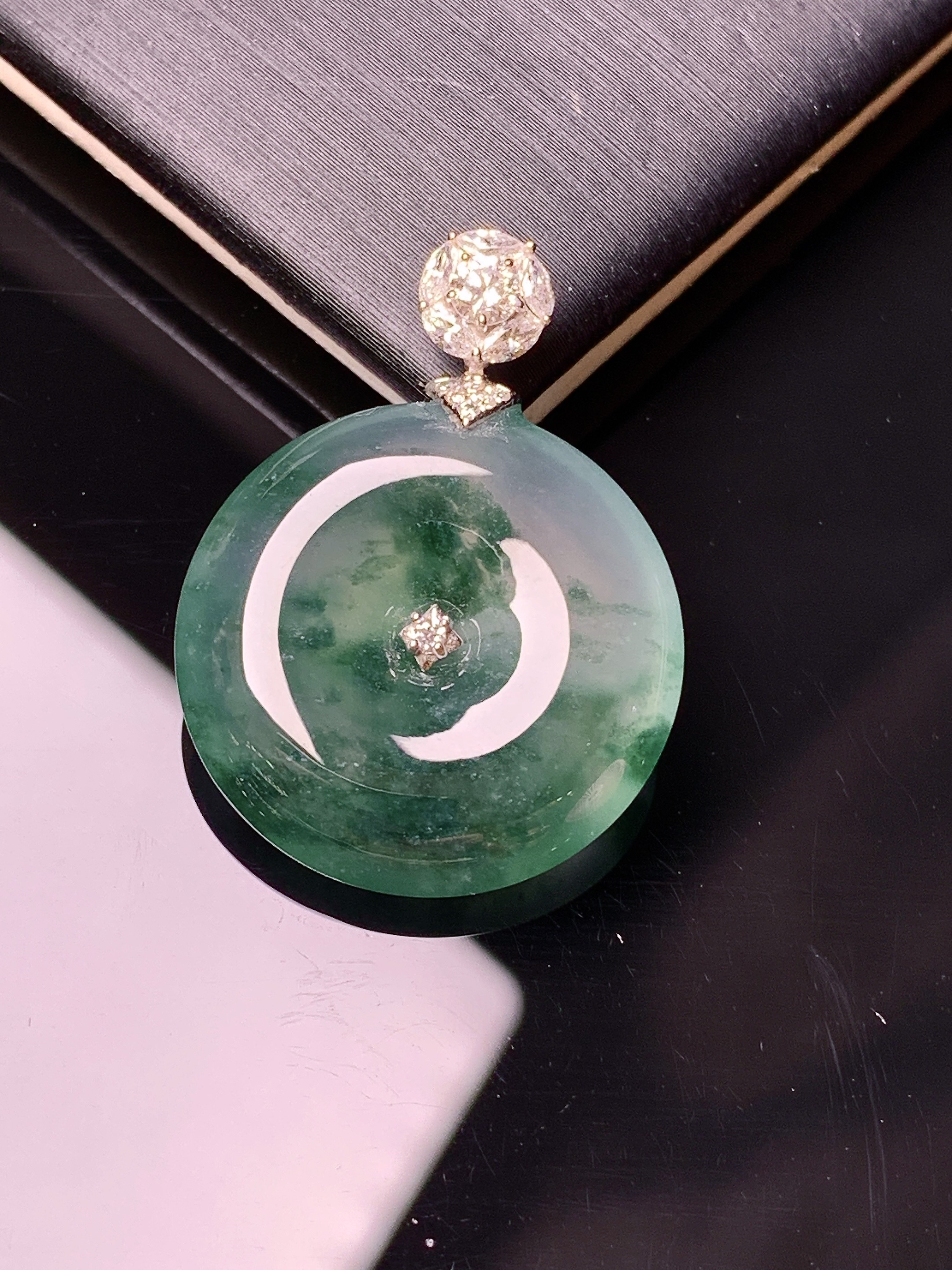 18k金钻镶嵌冰种飘绿平安扣吊坠 玉质细腻 色泽艳丽 整体尺寸28*21*5.8c1