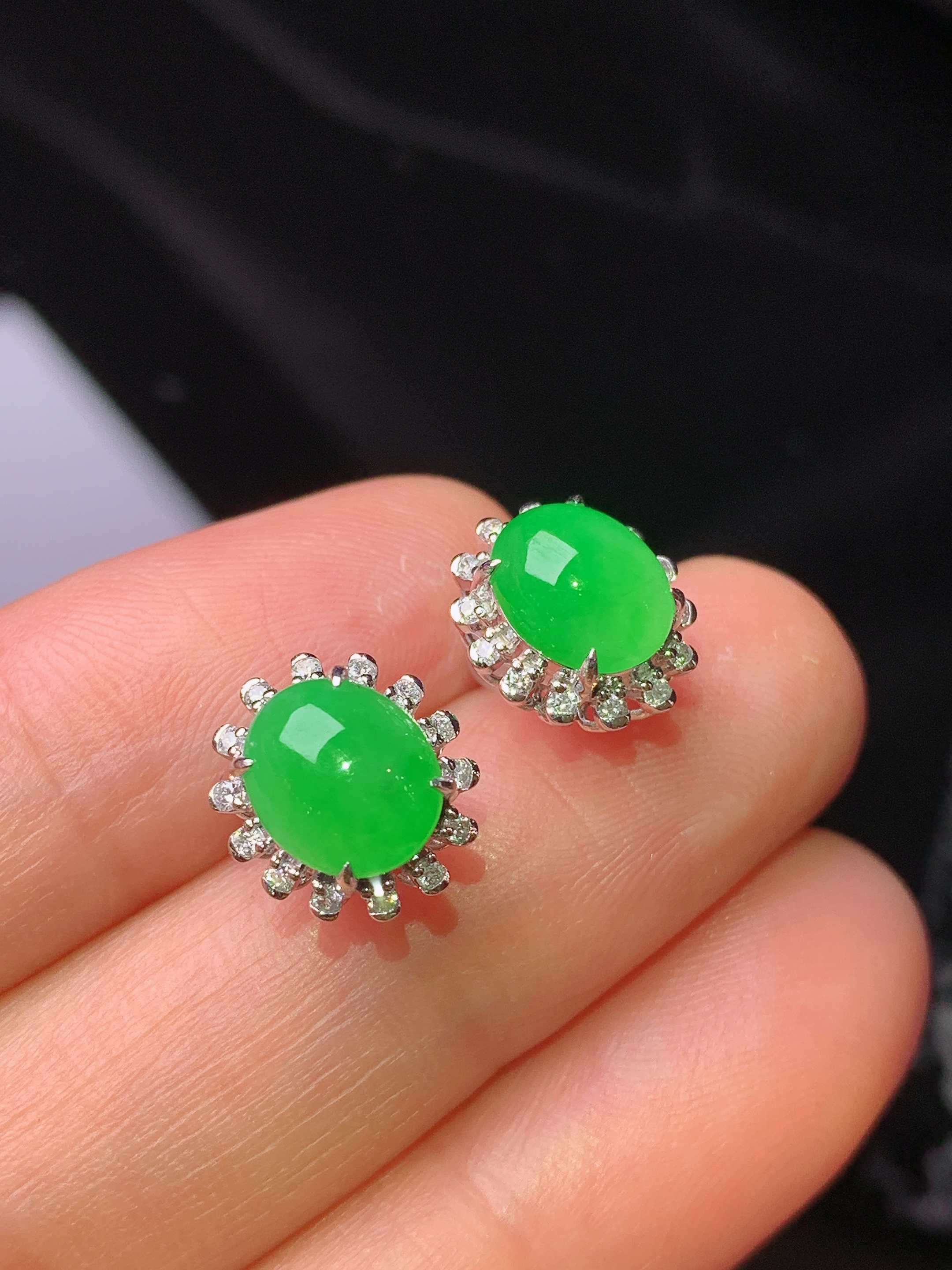 18k金钻镶嵌满绿蛋面耳钉 玉质细腻 色泽艳丽 整体尺寸10.8*9.5*7.2b2