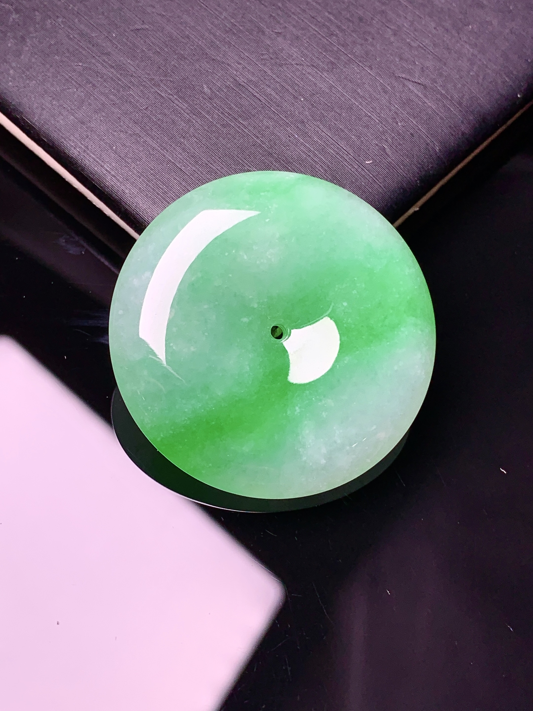 翠绿平安扣吊坠 玉质细腻 色泽艳丽 整体尺寸30*5.8x1