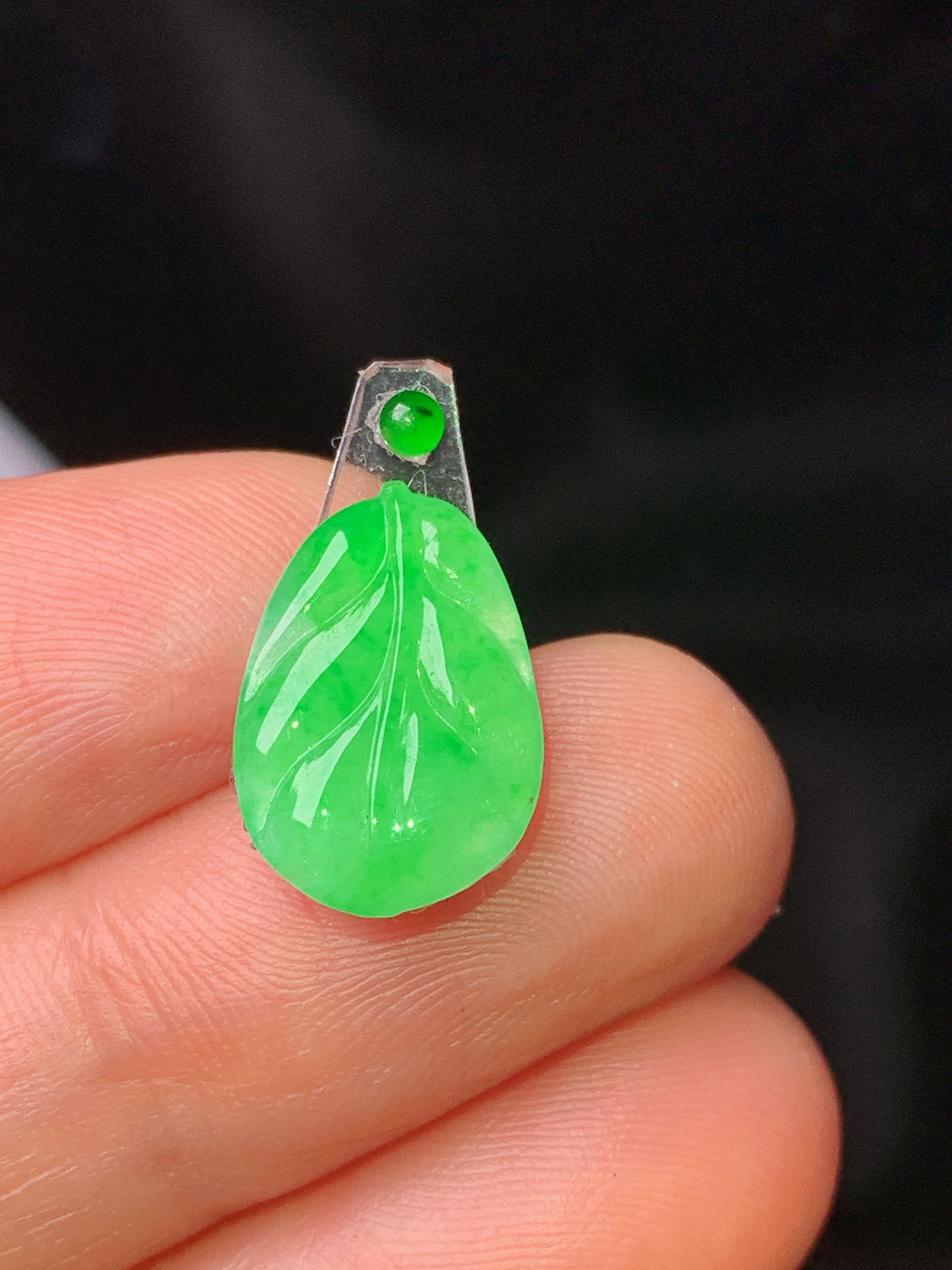 镶嵌款 翠绿树叶吊坠 玉质细腻 色泽艳丽 2x 整体尺寸14.5*9.8*2