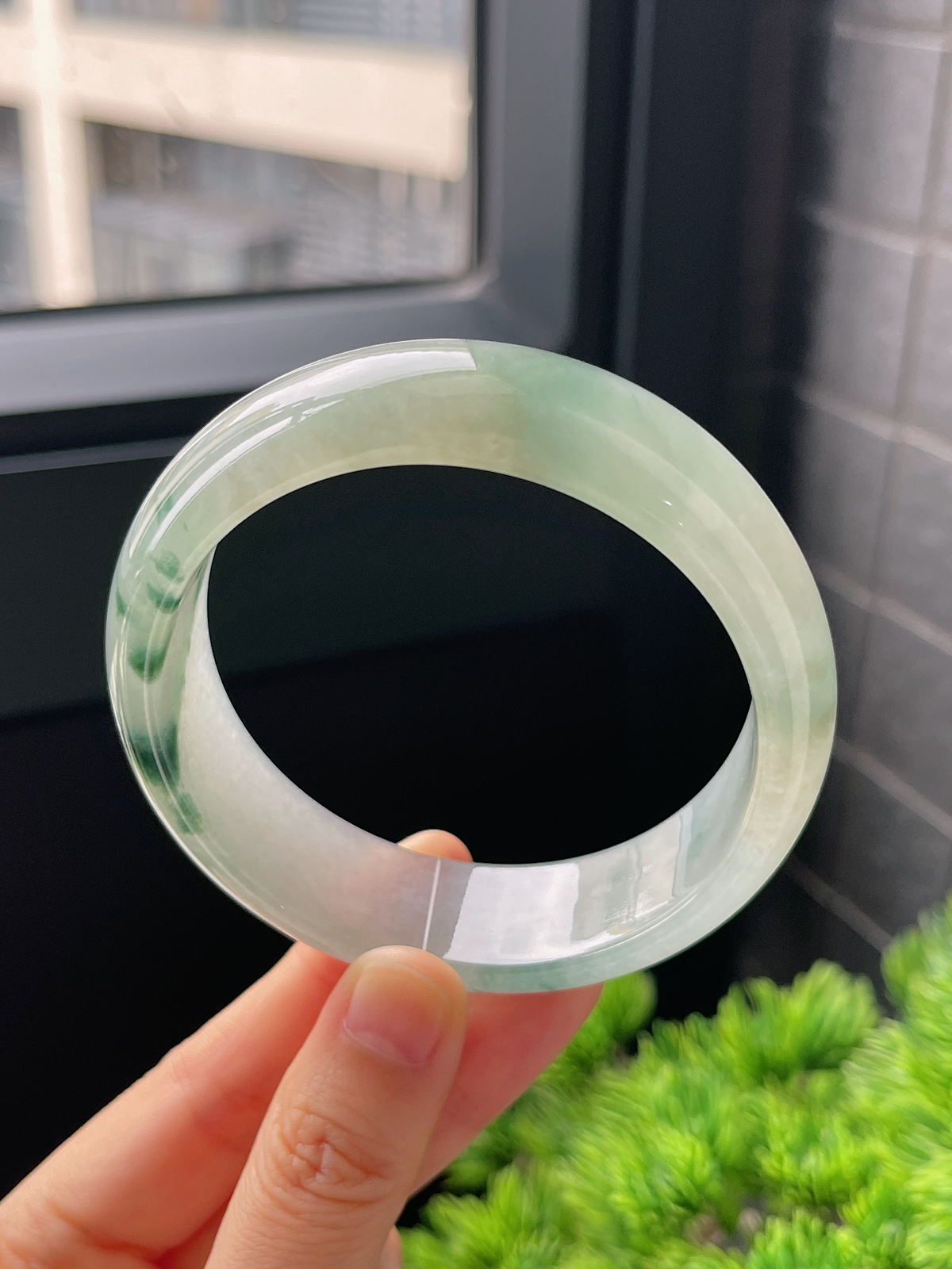 正圈宽版60.5圈口，翡翠冰糯种飘绿手镯