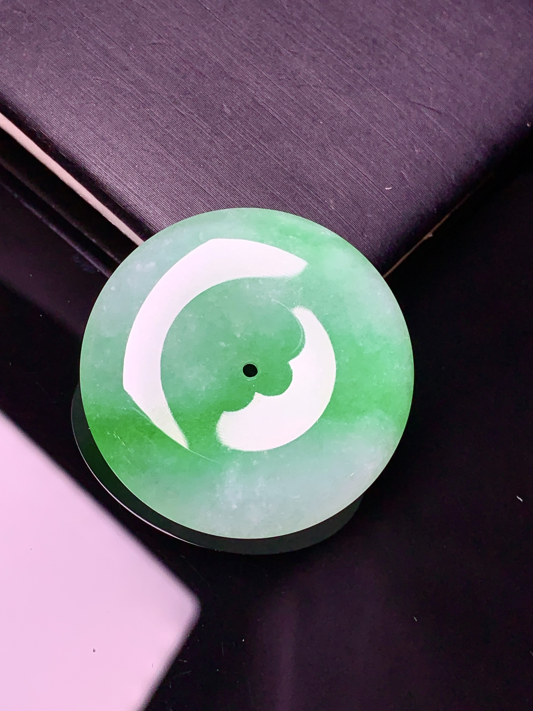 翠绿平安扣吊坠 玉质细腻 色泽艳丽 整体尺寸30*5.8x1