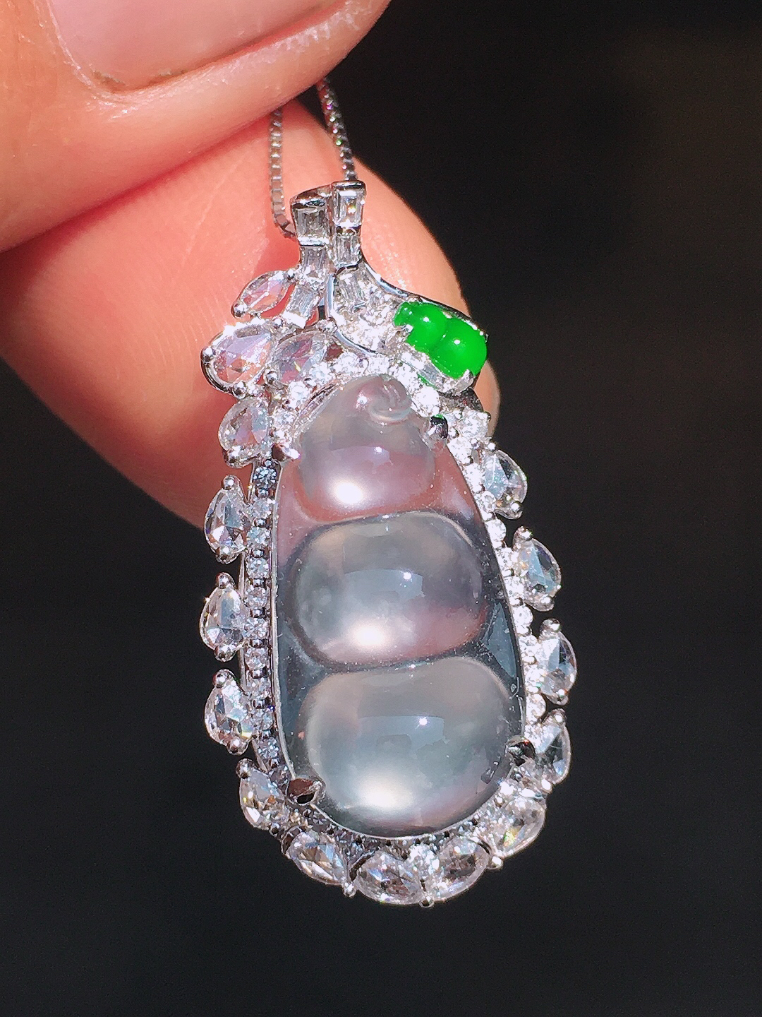 玻璃种福豆吊坠，玉质细腻，荧光感超
强，饱满圆润，尽显优雅气质，18k
金豪华镶嵌