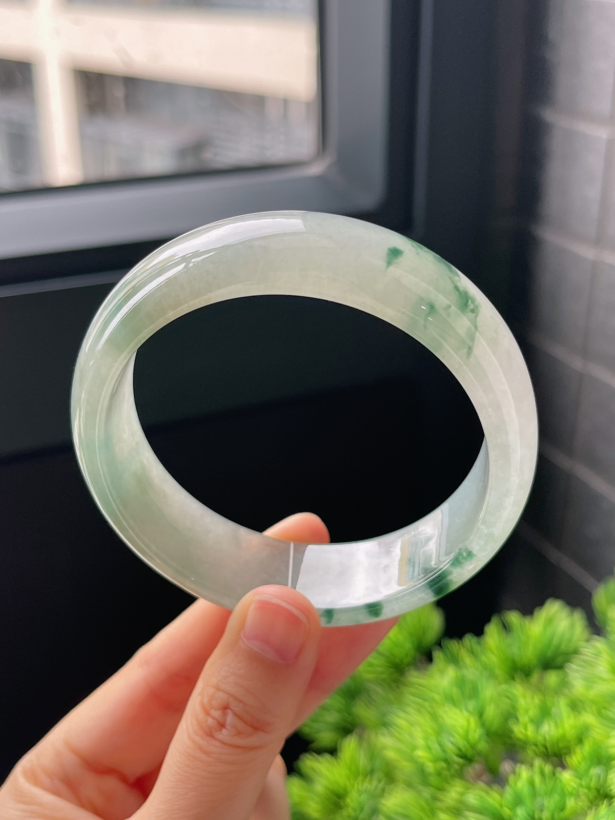 正圈宽版60.5圈口，翡翠冰糯种飘绿手镯