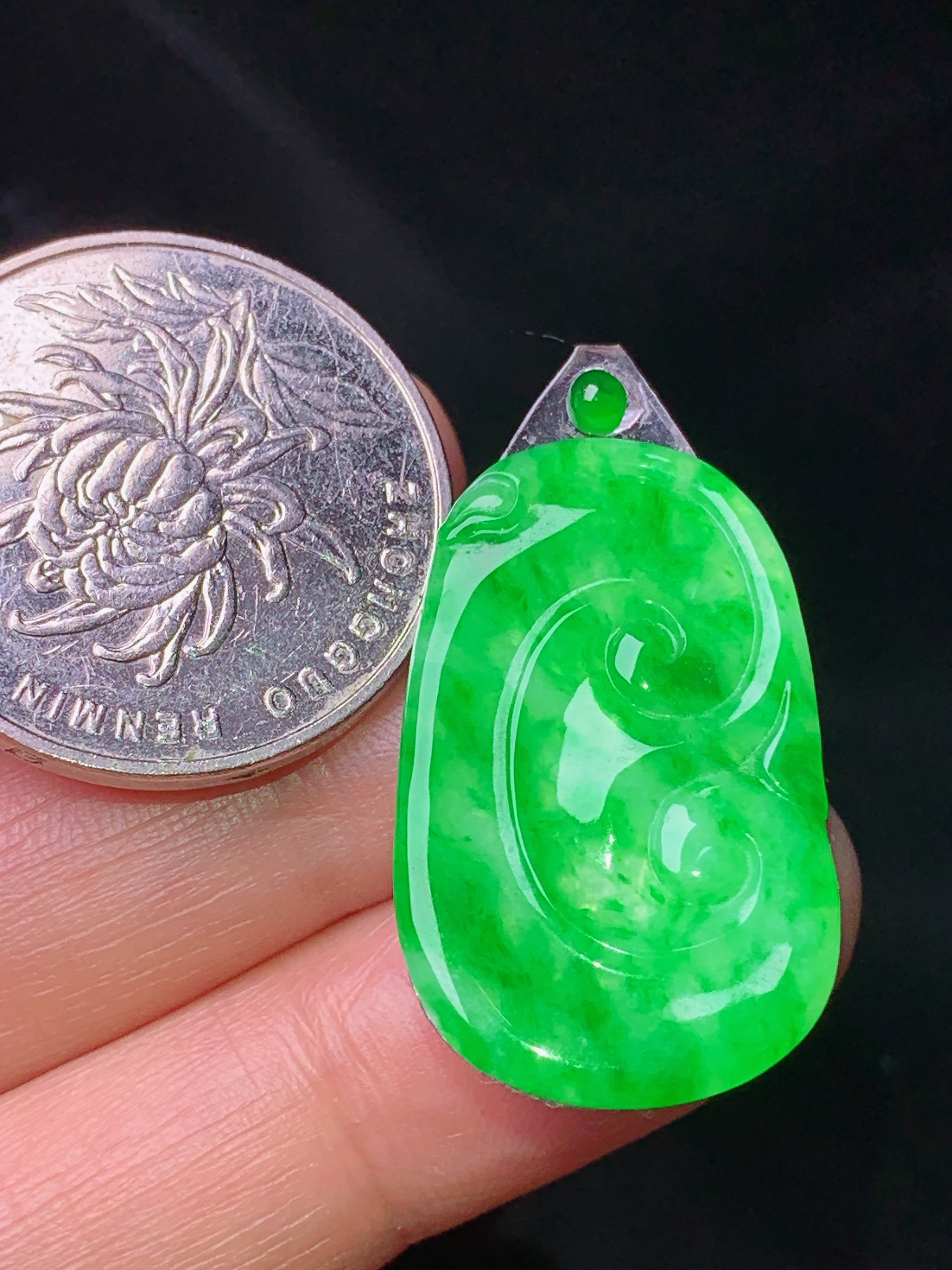 镶嵌款 翠绿如意吊坠 玉质细腻 色泽艳丽 2x整体尺寸28.6*17.5*2