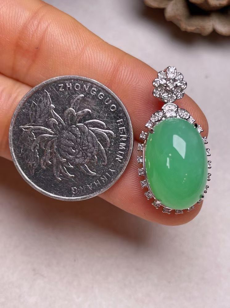 冰糯种满色蛋面吊坠、真金真钻镶嵌，种水好，玉质细腻 .裸石尺寸  17.3*11.6