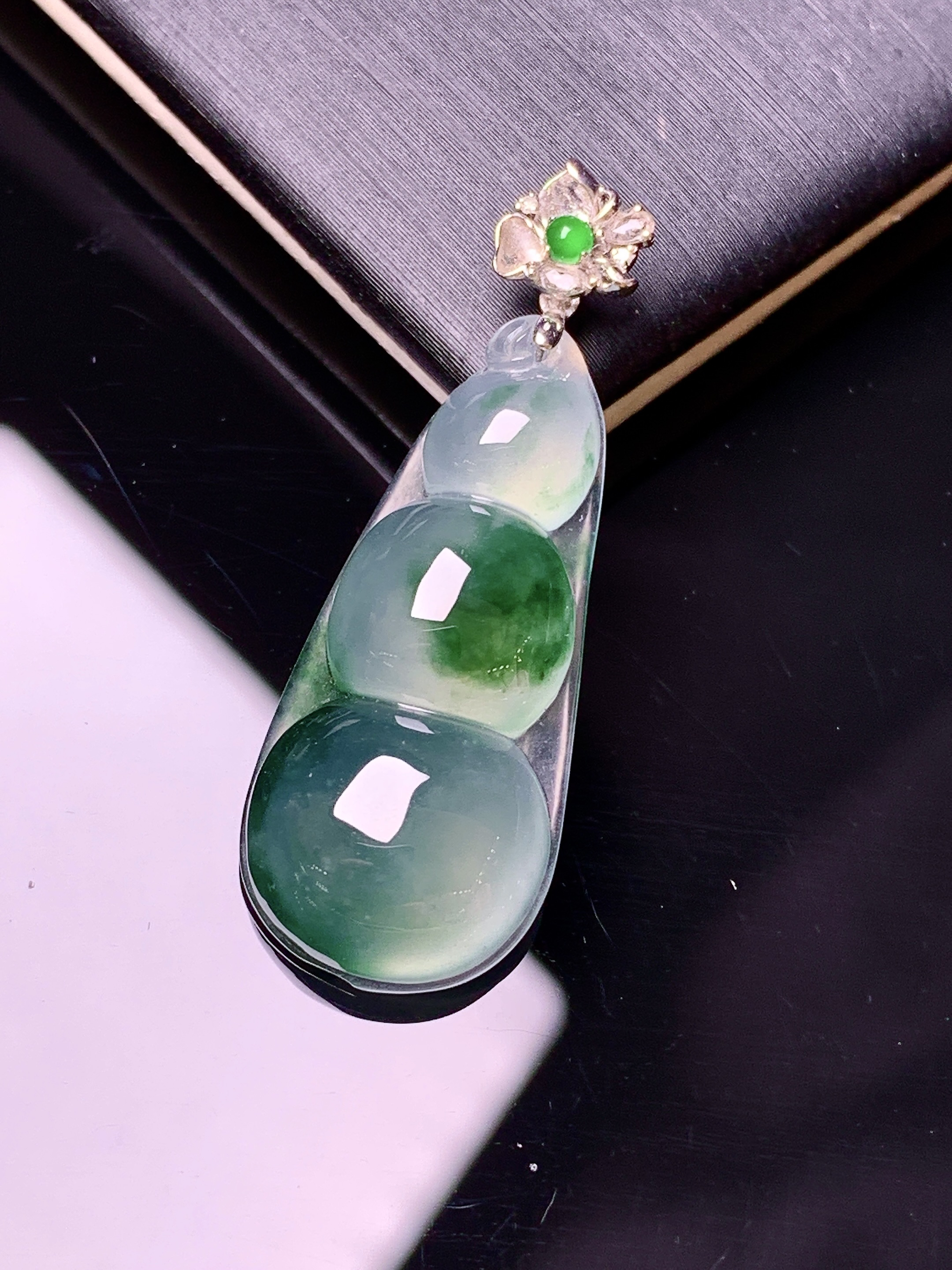 18k金钻镶嵌冰种飘绿四季豆吊坠 玉质细腻 色泽艳丽 整体尺寸35.7*12.6*6c1