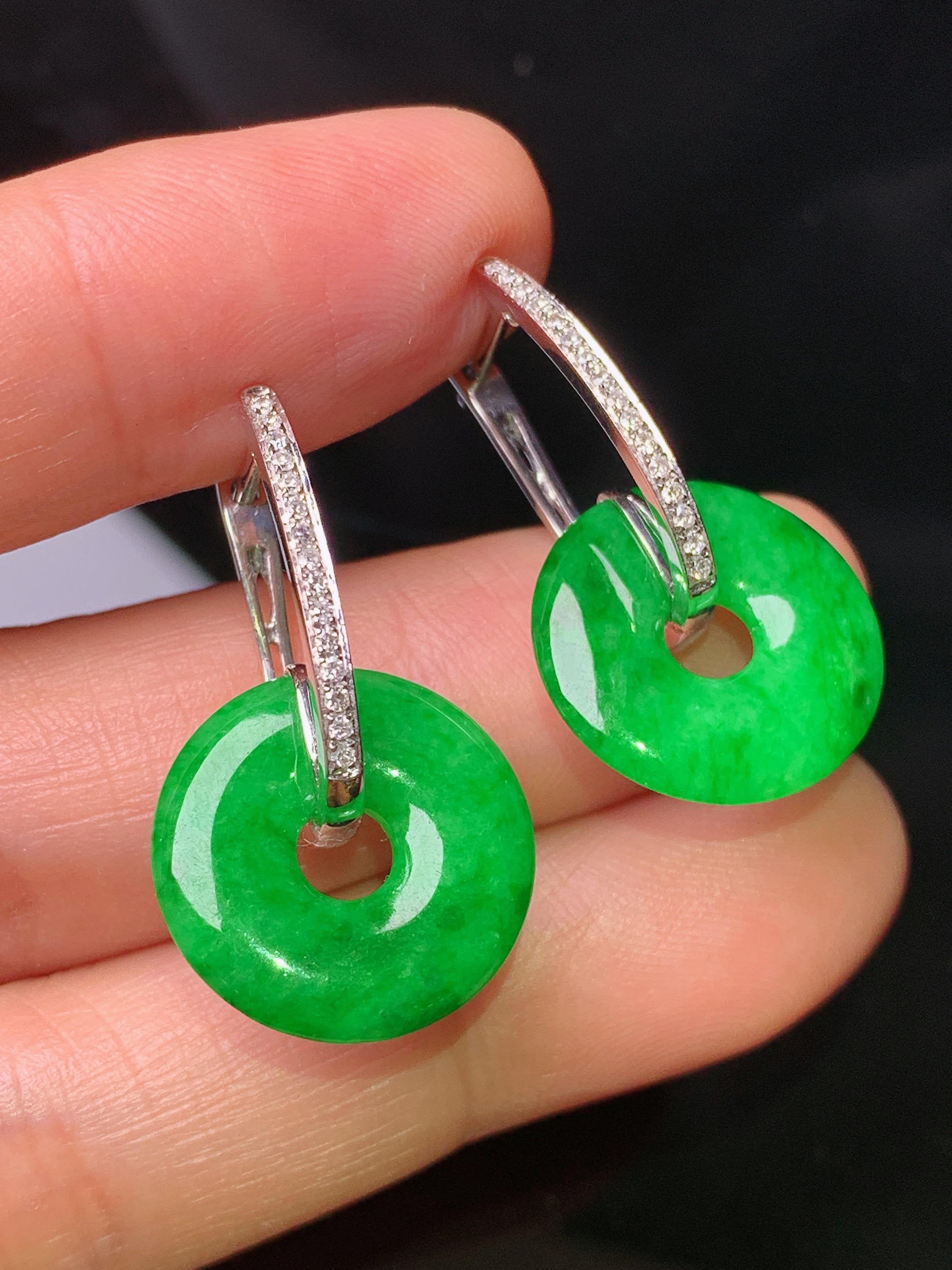 18k金钻镶嵌翠绿平安环耳坠 吊坠 玉质细腻 色泽艳丽 整体尺寸27.6*15.8*2.7b1
