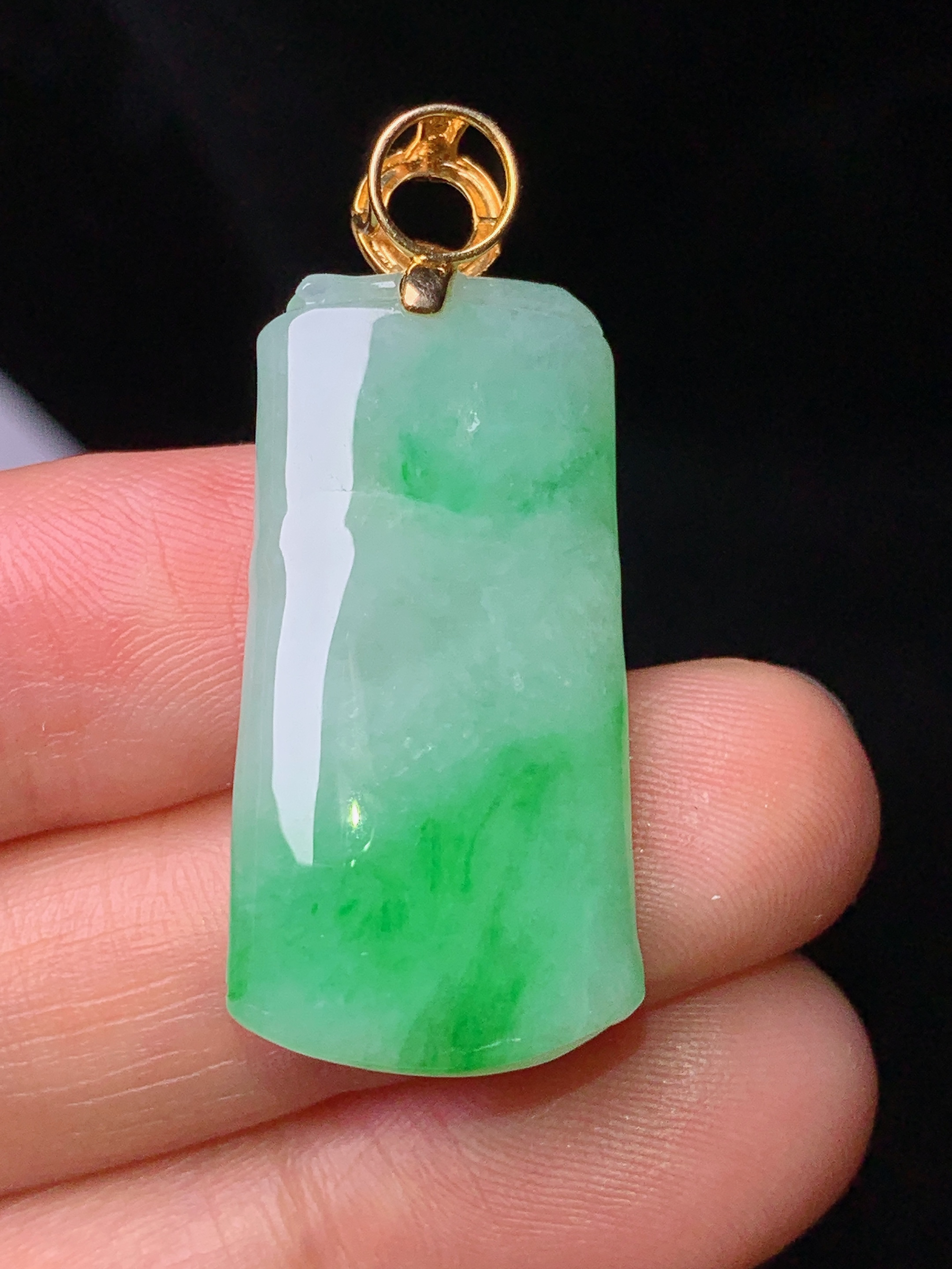 18k金钻镶嵌飘绿竹节吊坠 玉质细腻 色泽艳丽 整体尺寸36.515.3*6.2b1