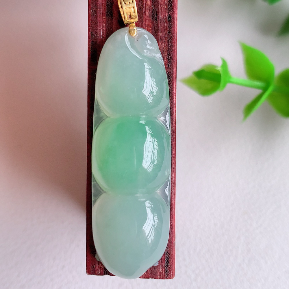 18k金扣冰润飘花福豆翡翠挂件，老种飘花  冰清玉洁  胶感十足  寓意“四季平安，福气满满”颜色鲜艳，清新自然，饱满通透   W141.9  尺寸：39-12.2-6.6mm
