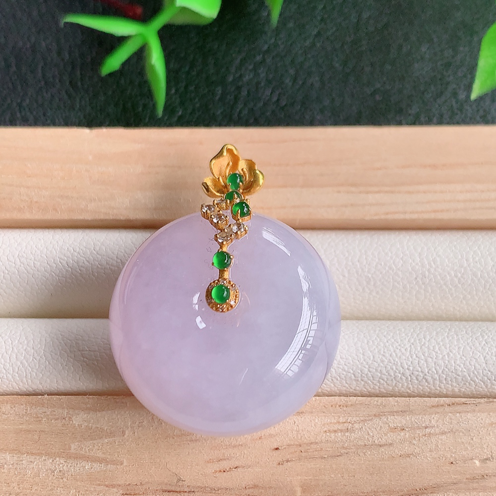 18k金伴钻冰润紫罗兰路路通翡翠吊坠  款式新颖时尚，日常百搭的款。满满的份量感，紫气东来，清秀高雅，上身效果优雅迷人！性价比超值  W142.9 整体尺寸：31.5-23.5-12.6mm   裸石尺寸：23.5-12.6mm