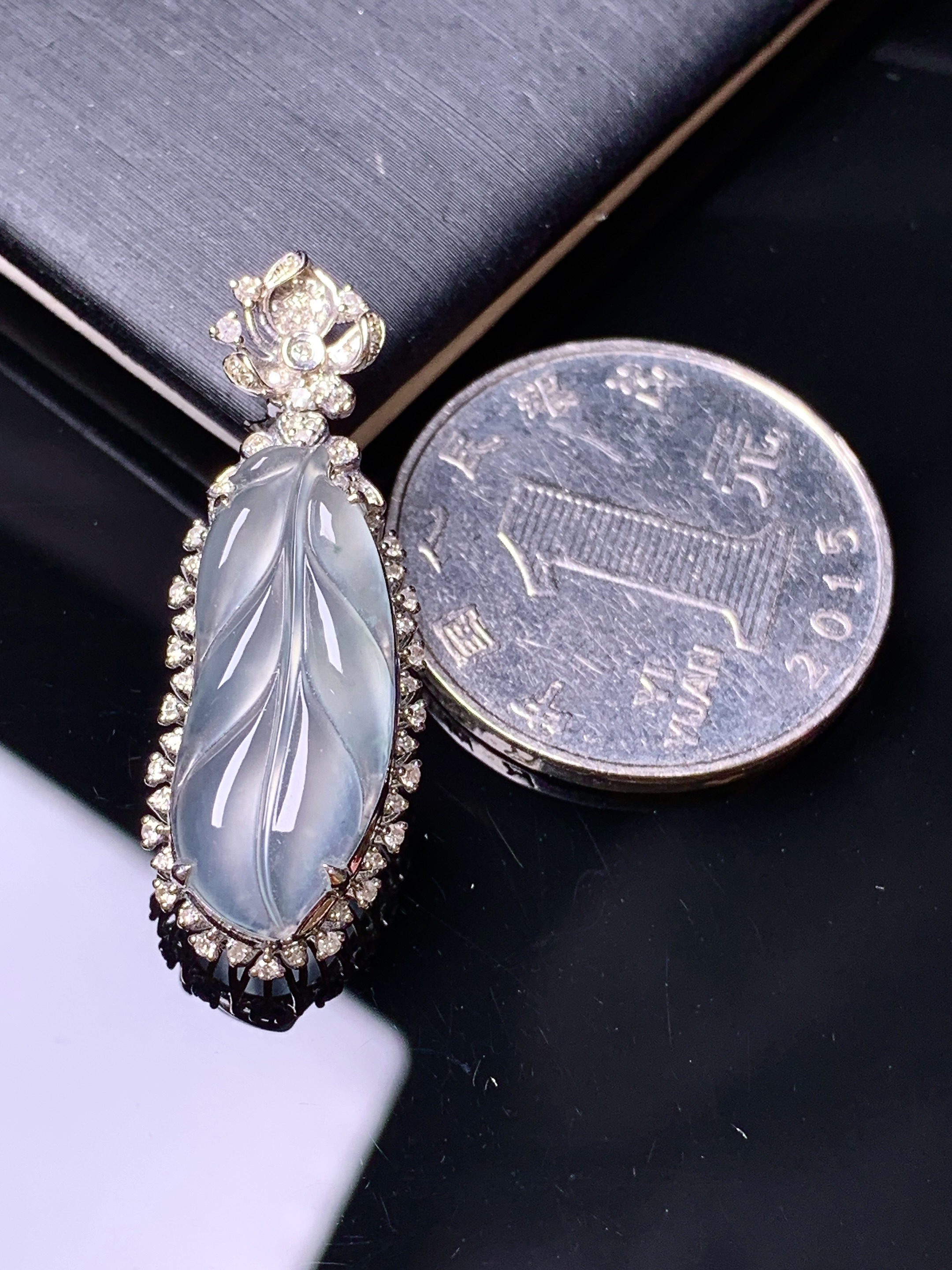 18k金钻镶嵌冰种树叶吊坠 玉质细腻 色泽艳丽 整体尺寸33*12*7.6c2