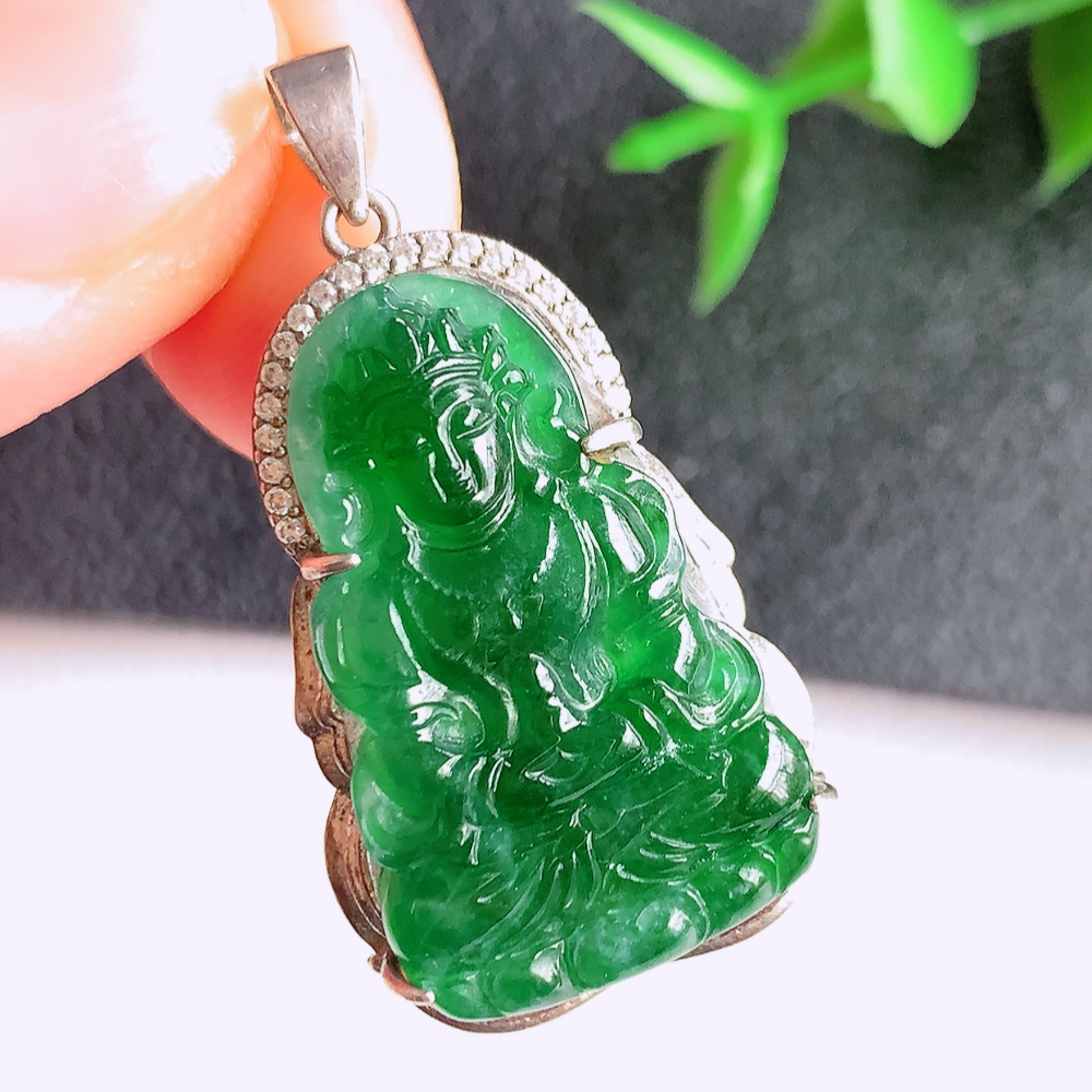 满绿精雕观音吊坠，法相端庄大气，工艺精湛，种色浓郁，细腻饱满冰润，种老水足，收藏佳品，佩戴大气  925银镶  W49.9   整体尺寸：30.5-18.5-6.2mm  裸石尺寸：26-16mm