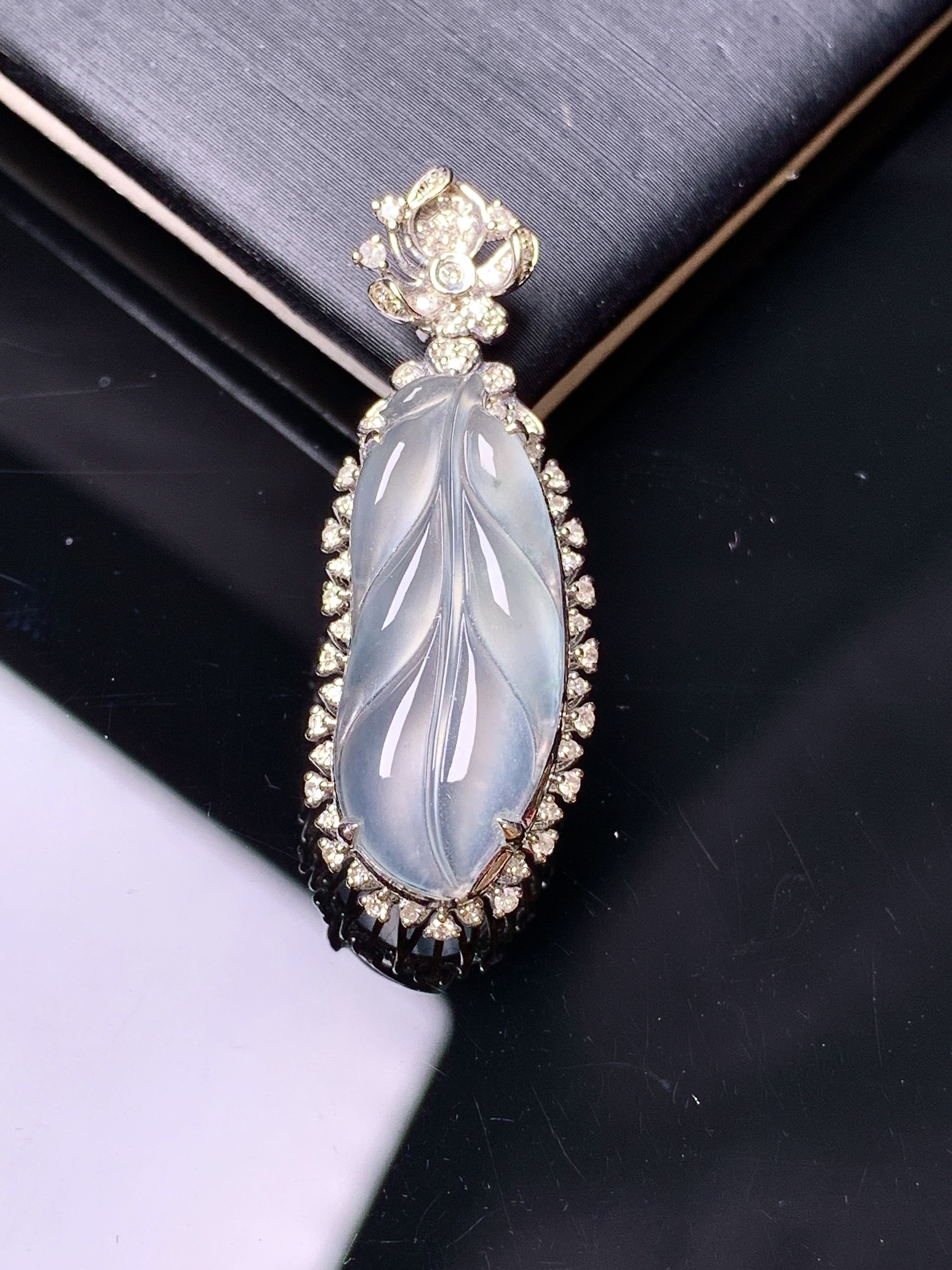 18k金钻镶嵌冰种树叶吊坠 玉质细腻 色泽艳丽 整体尺寸33*12*7.6c2