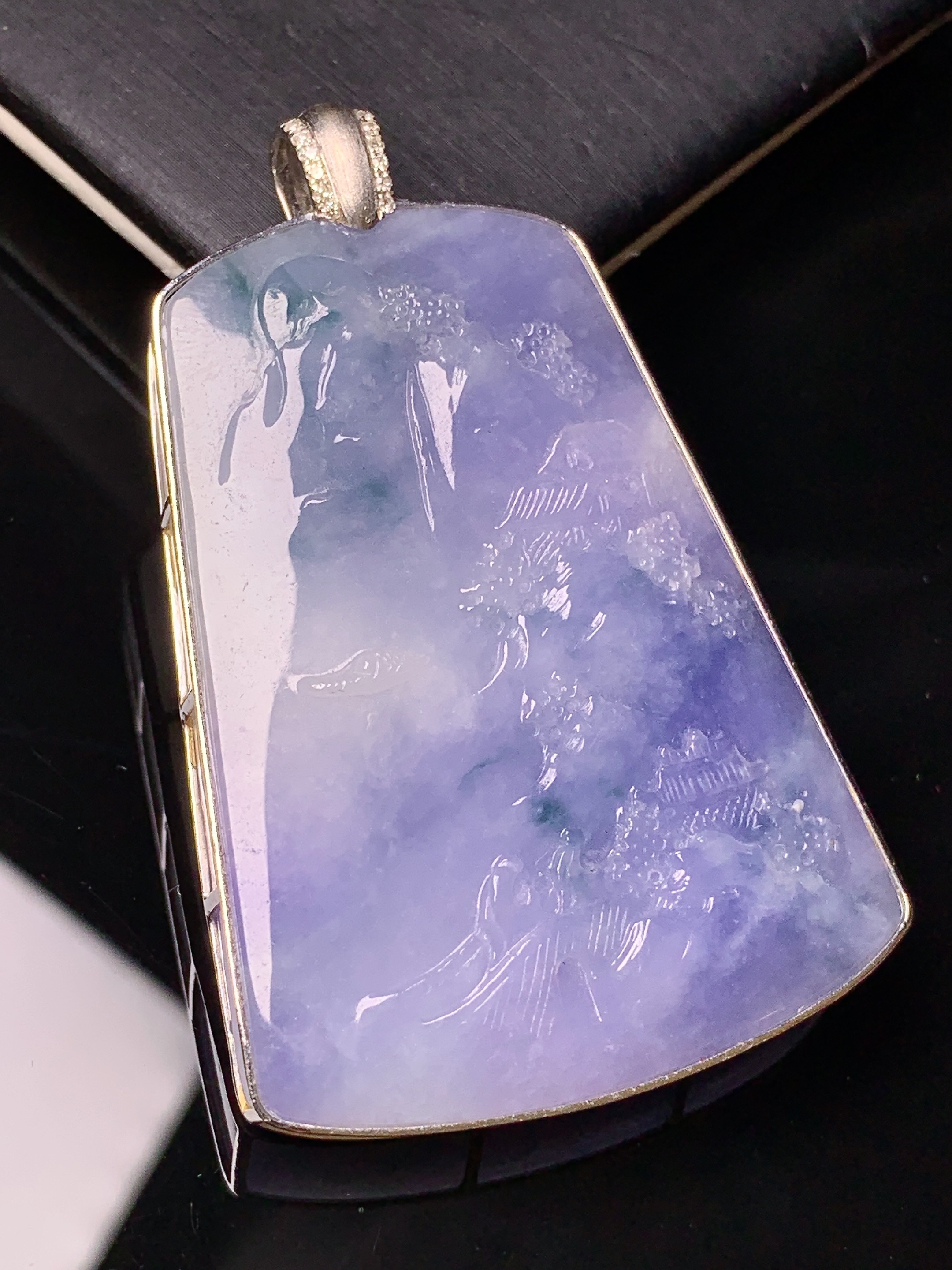 18k金钻镶嵌紫罗兰飘绿山水牌子吊坠 玉质细腻 色泽艳丽 整体尺寸55.5*36.3*8.2b1