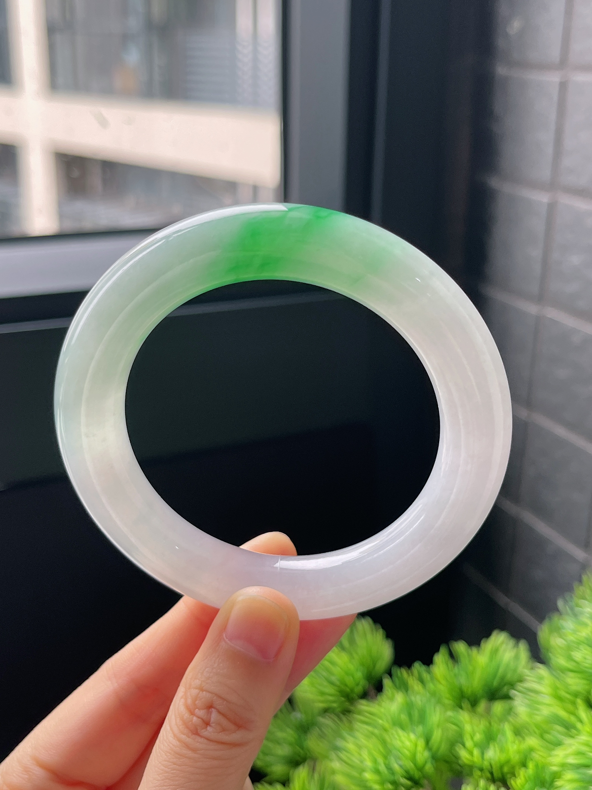 圆镯55.7圈口，翡翠冰糯种飘绿手镯