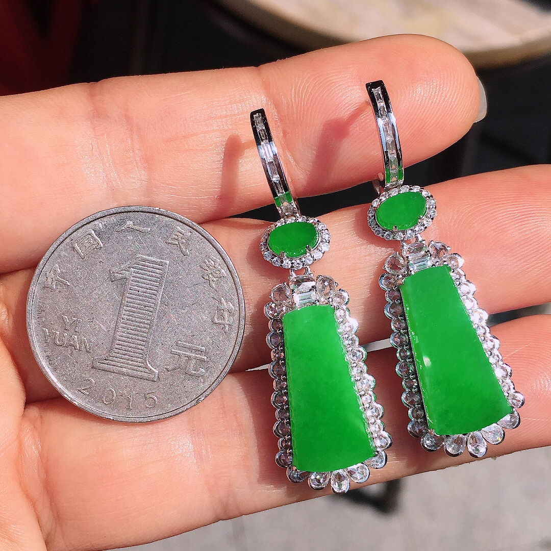 阳绿无事牌耳坠，色泽均匀艳丽，玉质细腻，荧光感超
强，饱满圆润，尽显优雅气质，18k
金豪华镶嵌