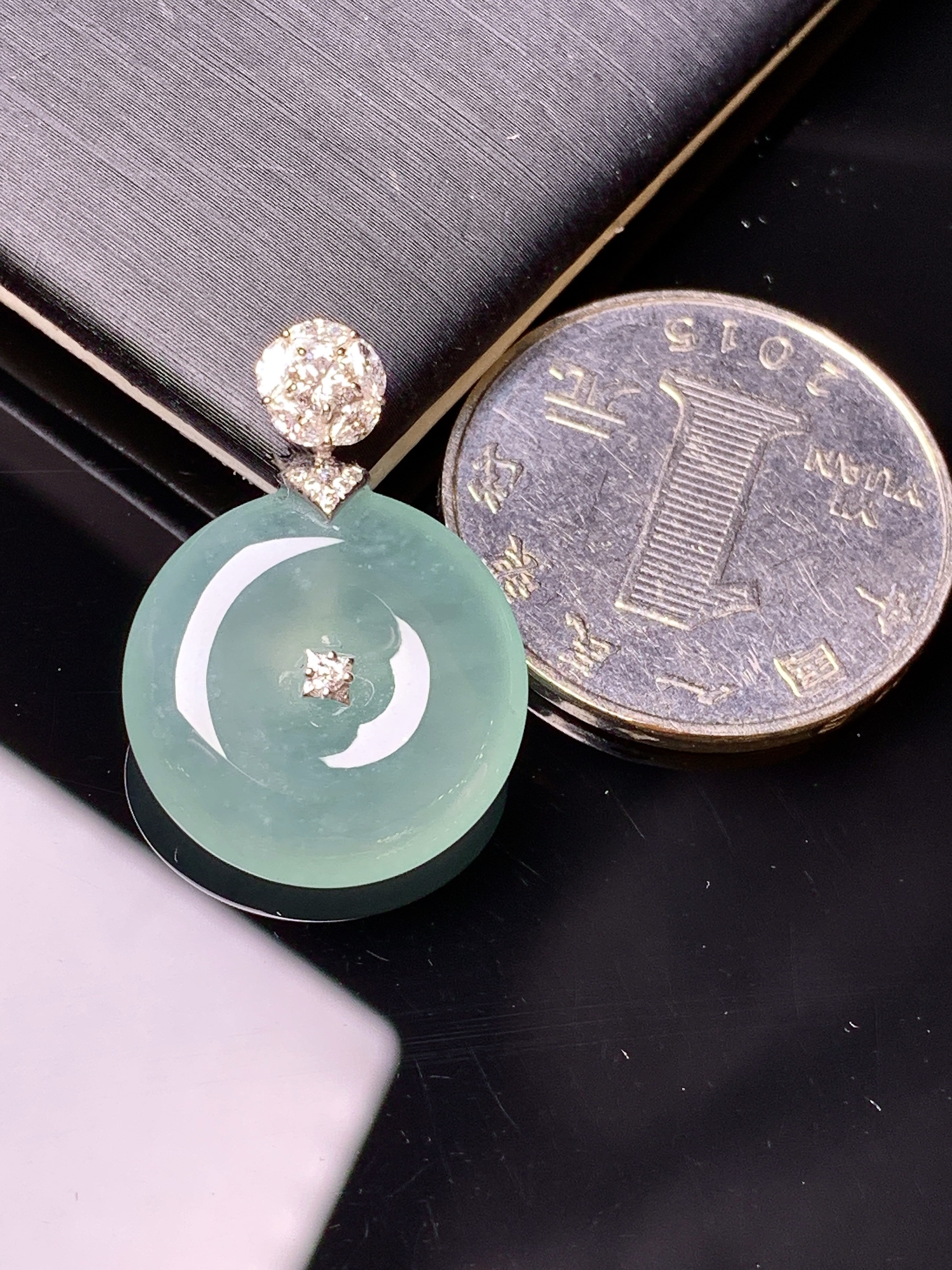 18k金钻镶嵌冰种平安扣吊坠 玉质细腻 色泽艳丽 整体尺寸25*17.8*5.2c1