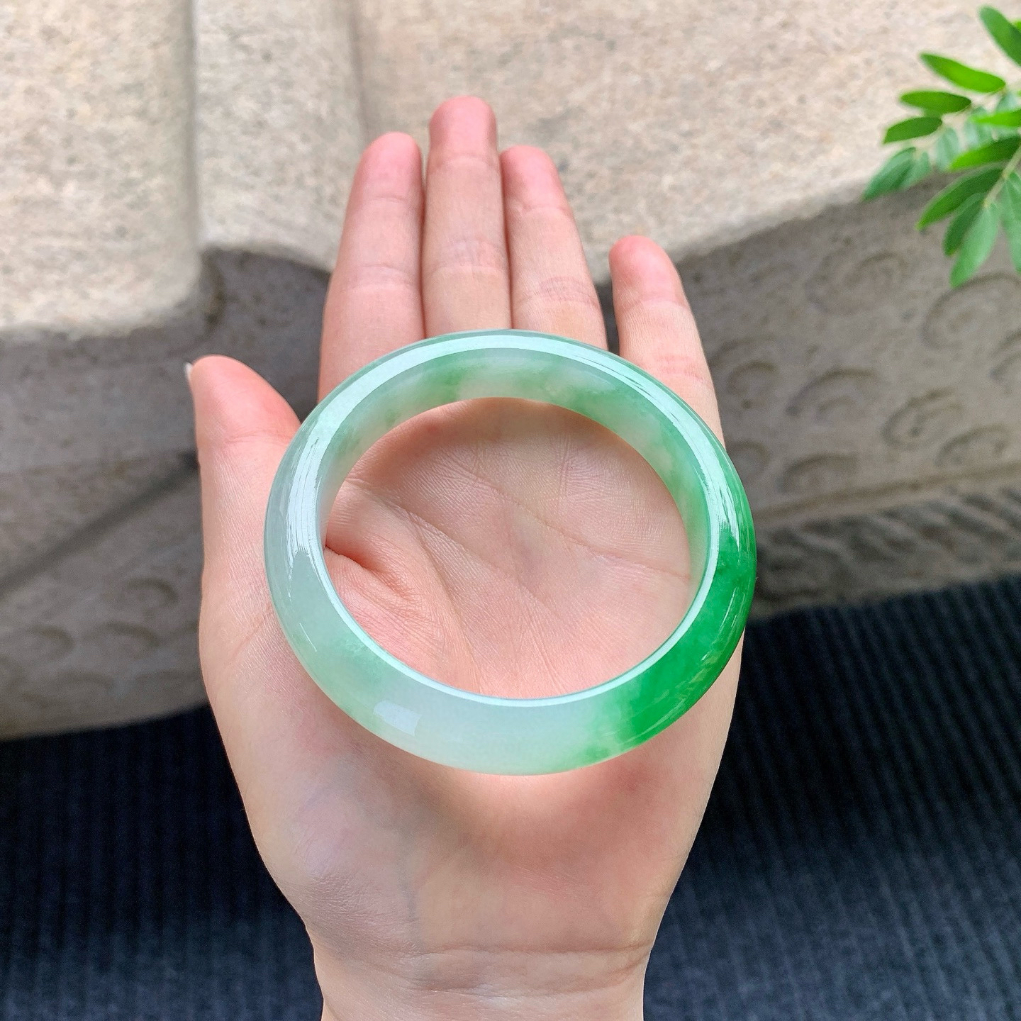 55/12.3/8.5冰糯飘辣绿，水润，种老，细腻，无纹裂！