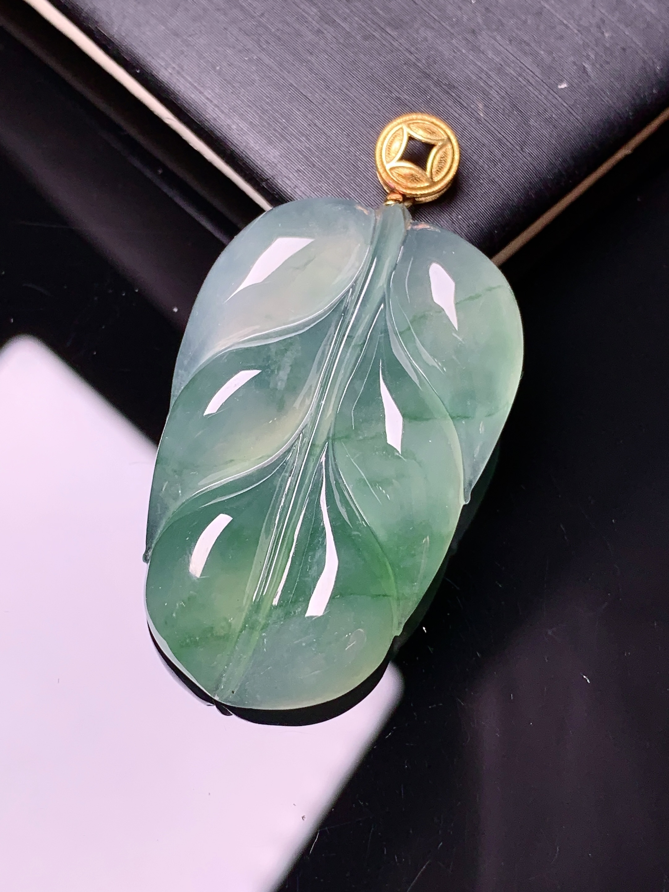 18k金钻镶嵌吊坠 玉质细腻 色泽艳丽 整体尺寸42.2*22.6*6.2m1