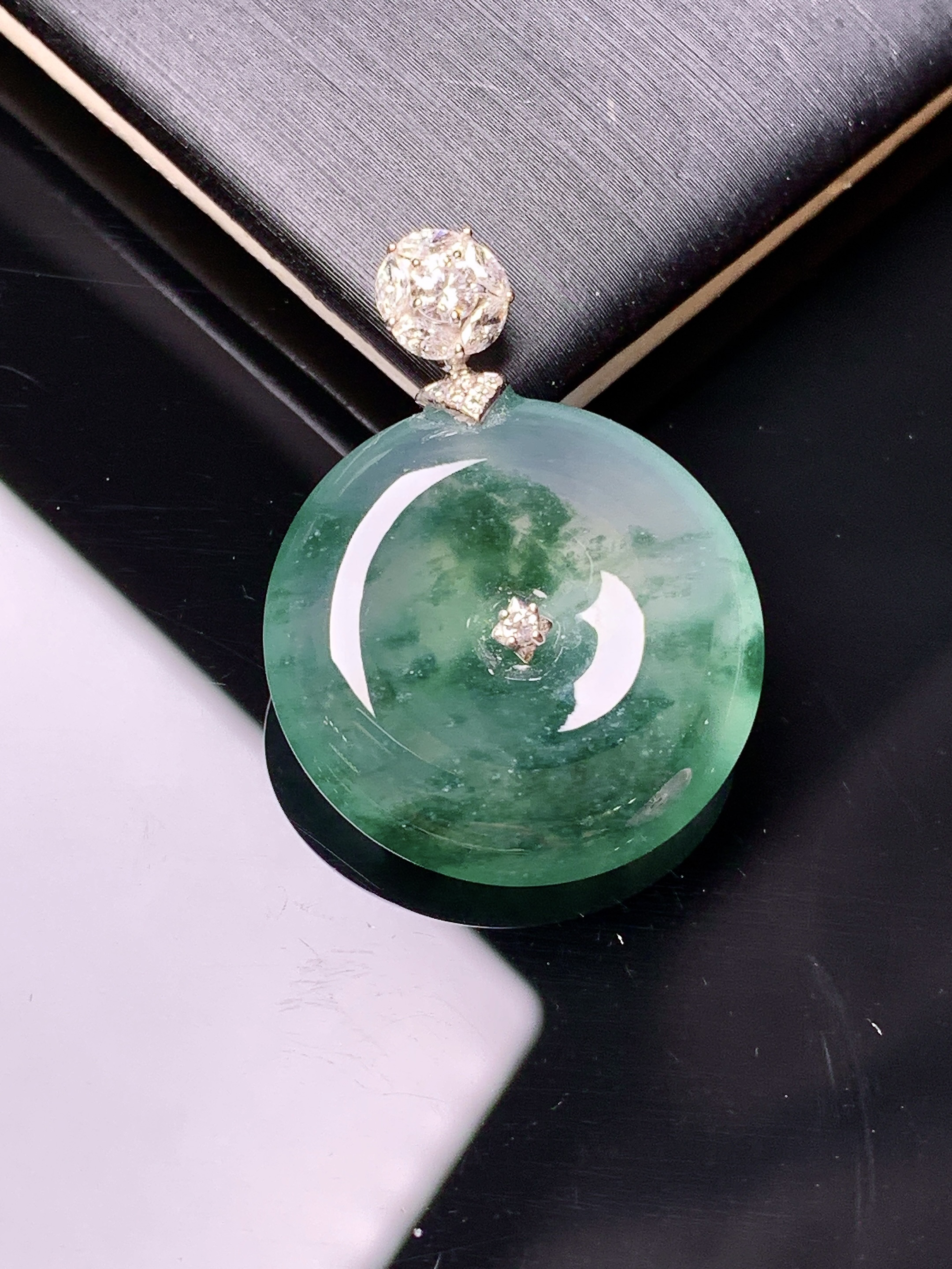 18k金钻镶嵌冰种飘绿平安扣吊坠 玉质细腻 色泽艳丽 整体尺寸28*21*5.8c1