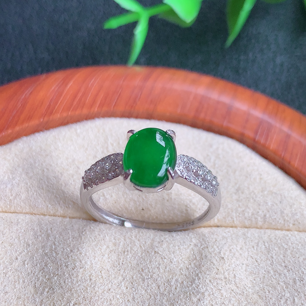 冰润满绿蛋面翡翠戒指  玉质细腻  冰清玉润  飘花灵动  颜色漂亮  W502.9  内径尺寸：1