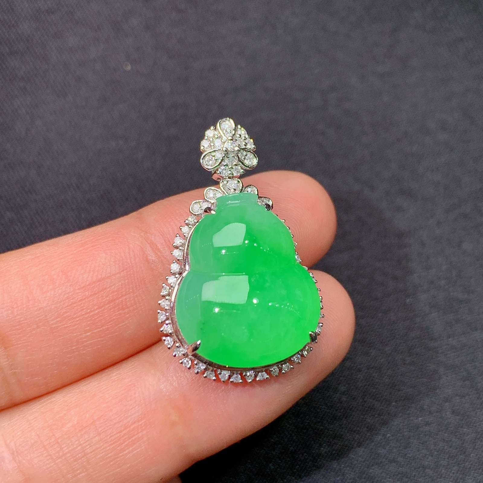 冰阳绿葫芦吊坠，18k金镶嵌，冰润色阳，玉质细腻，种水足，Jj 尺寸27.9*17.5*9.8