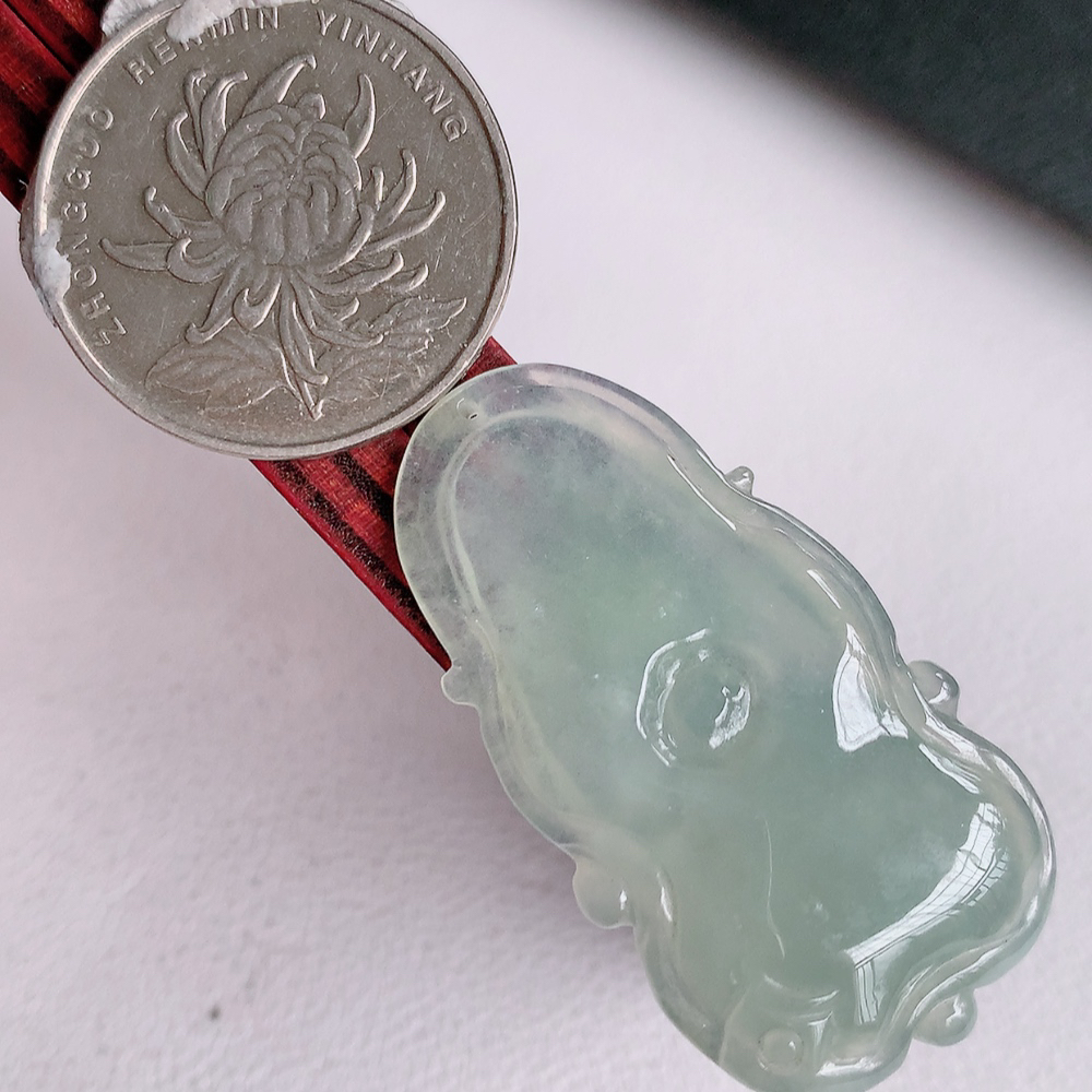 老坑冰润荷叶挂件，种水上乘，冰胶感十足，飘花灵动   盈润通透，颜色清爽干净，高性价比，值得入手。W141.9   尺寸：41.5-22-5.8mm