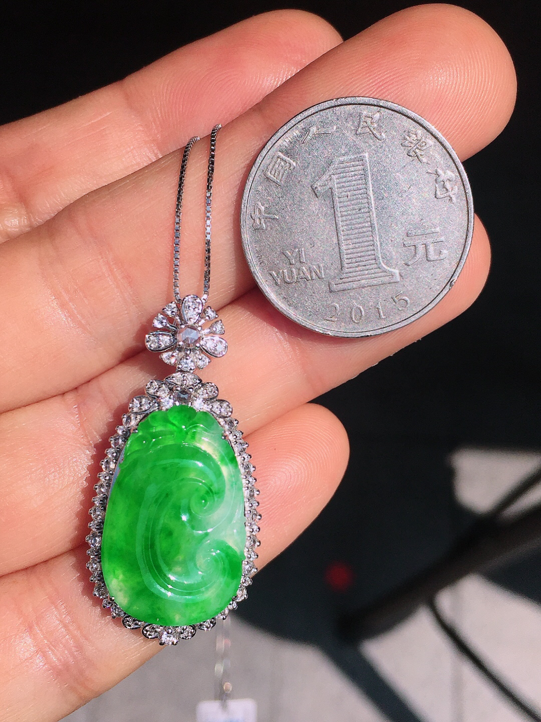 阳绿如意吊坠，色泽均匀艳丽，玉质细腻，荧光感超
强，饱满圆润，尽显优雅气质，18k
金豪华镶嵌