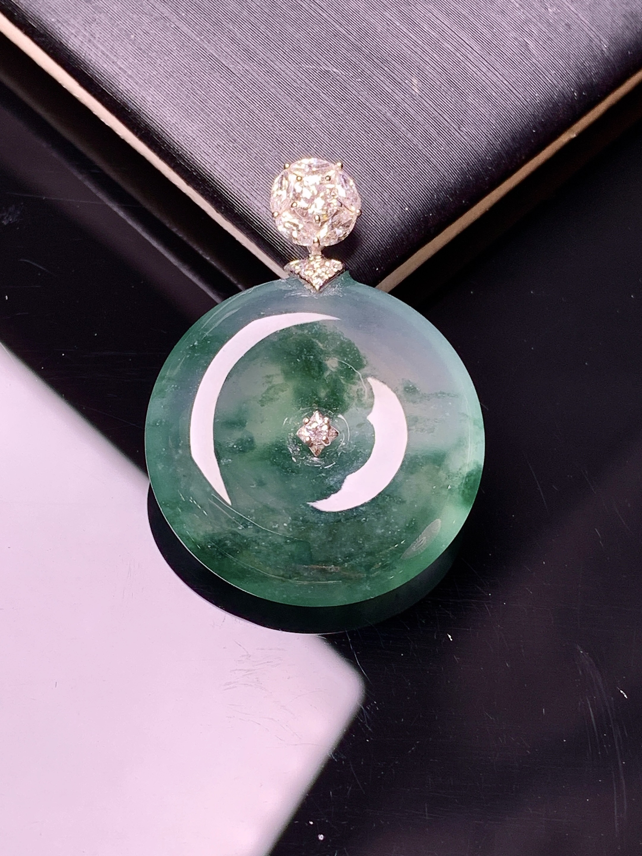 18k金钻镶嵌冰种飘绿平安扣吊坠 玉质细腻 色泽艳丽 整体尺寸28*21*5.8c1