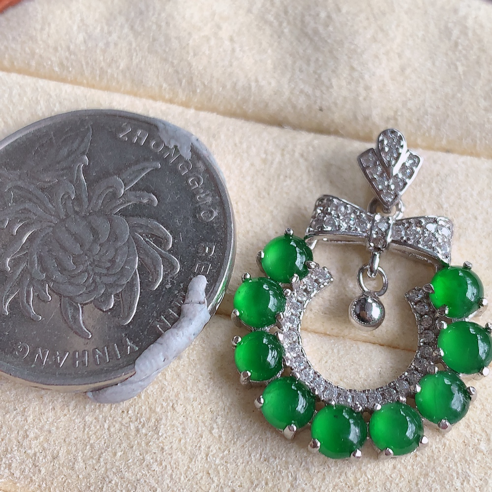 冰润飘绿圆珠翡翠吊坠，质地细腻，清秀高雅，饱满圆润  款式大方经典，颜色鲜艳，沁人心脾，高质量精品   W502.9  整体尺寸：27-20.6-3.6mm   裸石尺寸：3.8mm