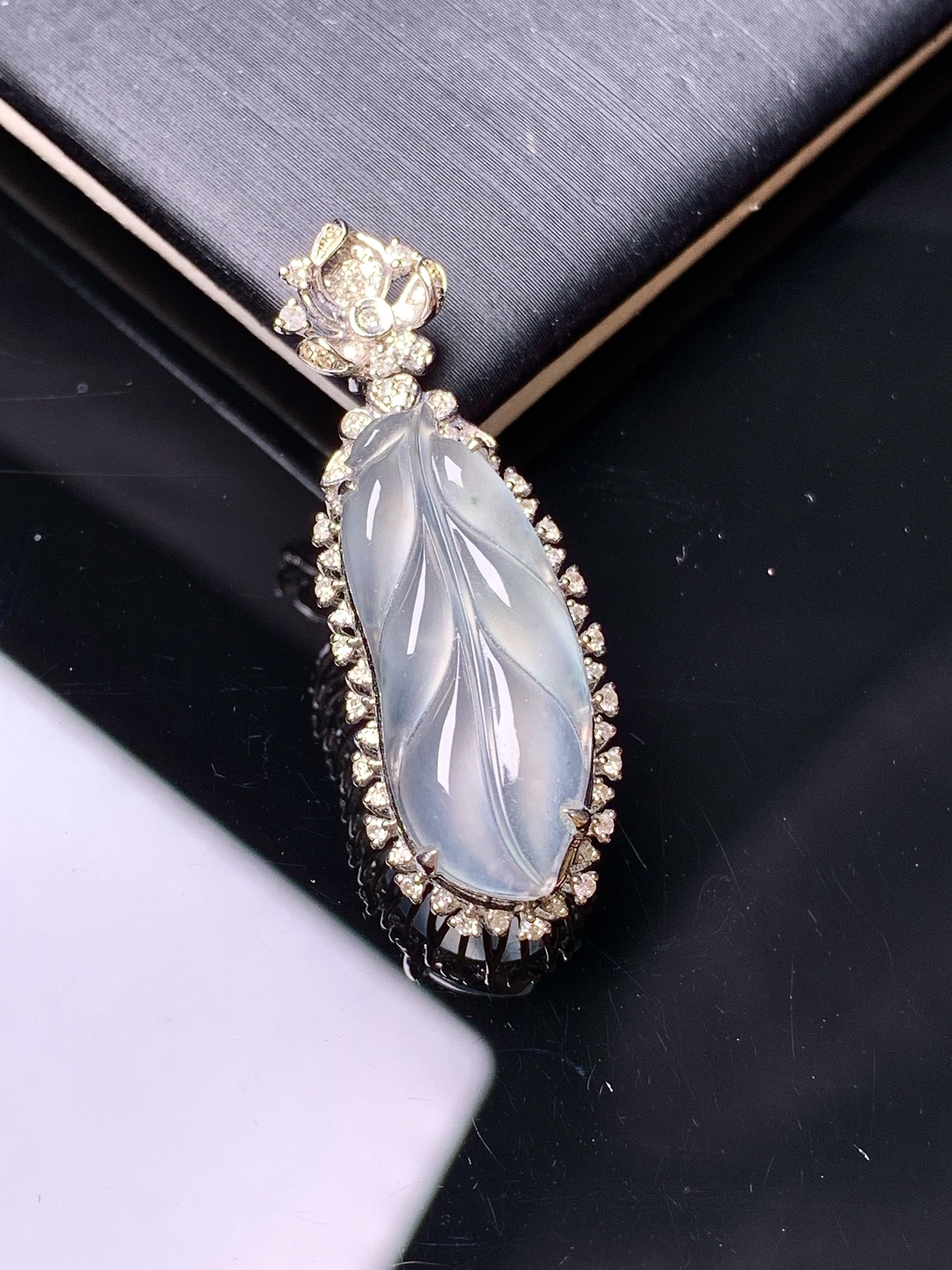 18k金钻镶嵌冰种树叶吊坠 玉质细腻 色泽艳丽 整体尺寸33*12*7.6c2